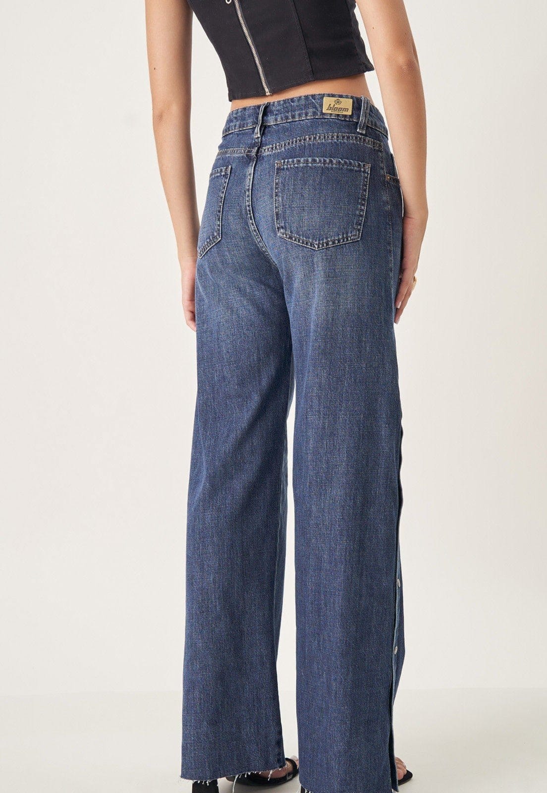 Vista 2 Calça Wide Cintura Alta Botões Laterais Bloom jeans