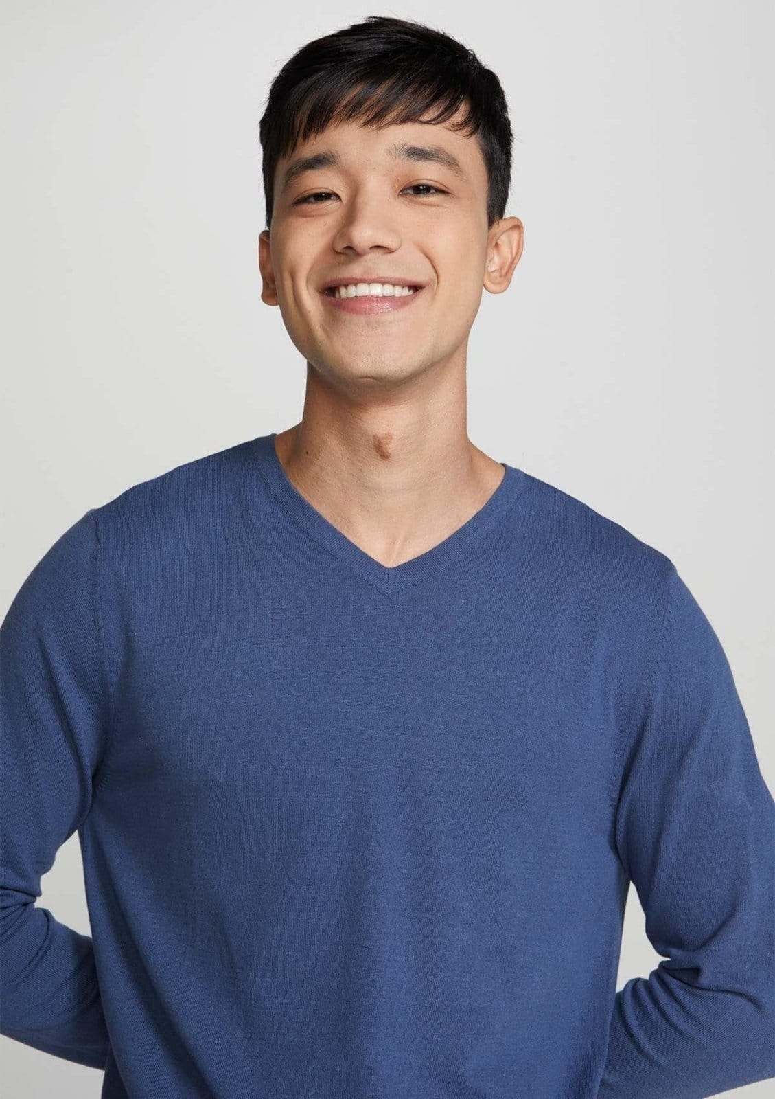 Vista 2 Blusão Básico Masculino Em Tricô E Gola V Hering azul