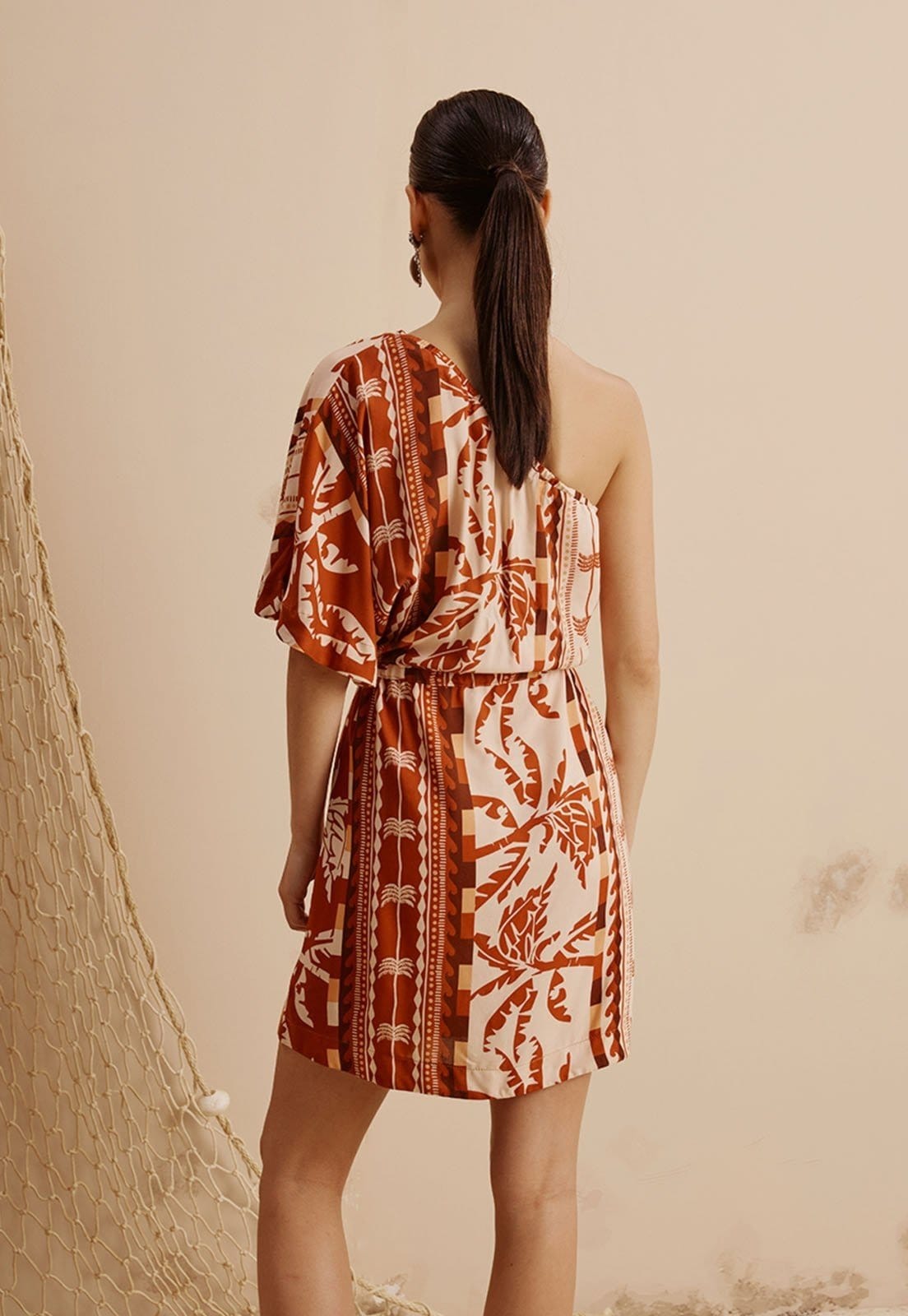 Vista 2 Vestido Curto Um Ombro Só Túnel Estampado Uruará CaCay marrom