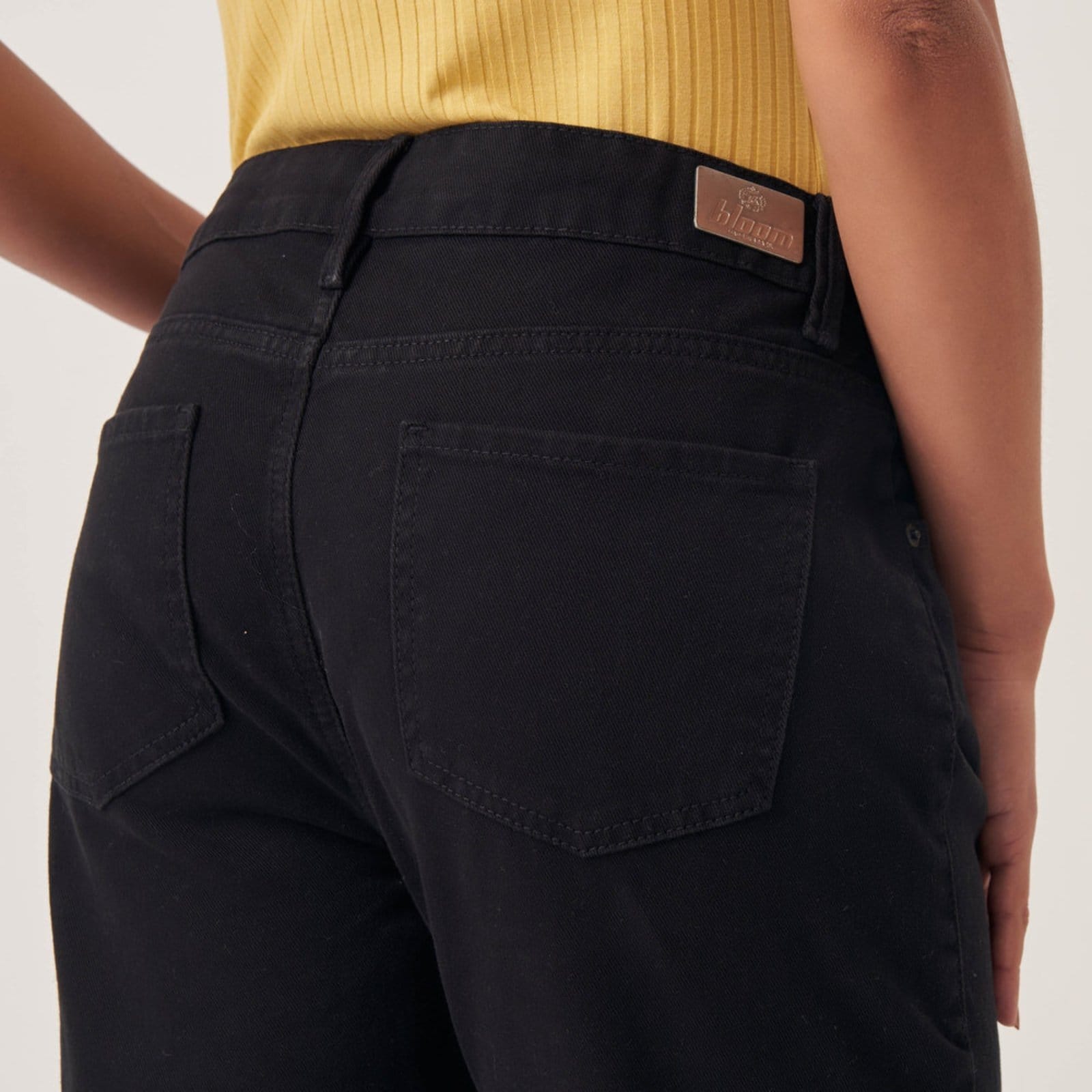 Vista 2 Calça Jeans Mom Cintura Alta Capri Preta Bloom preto