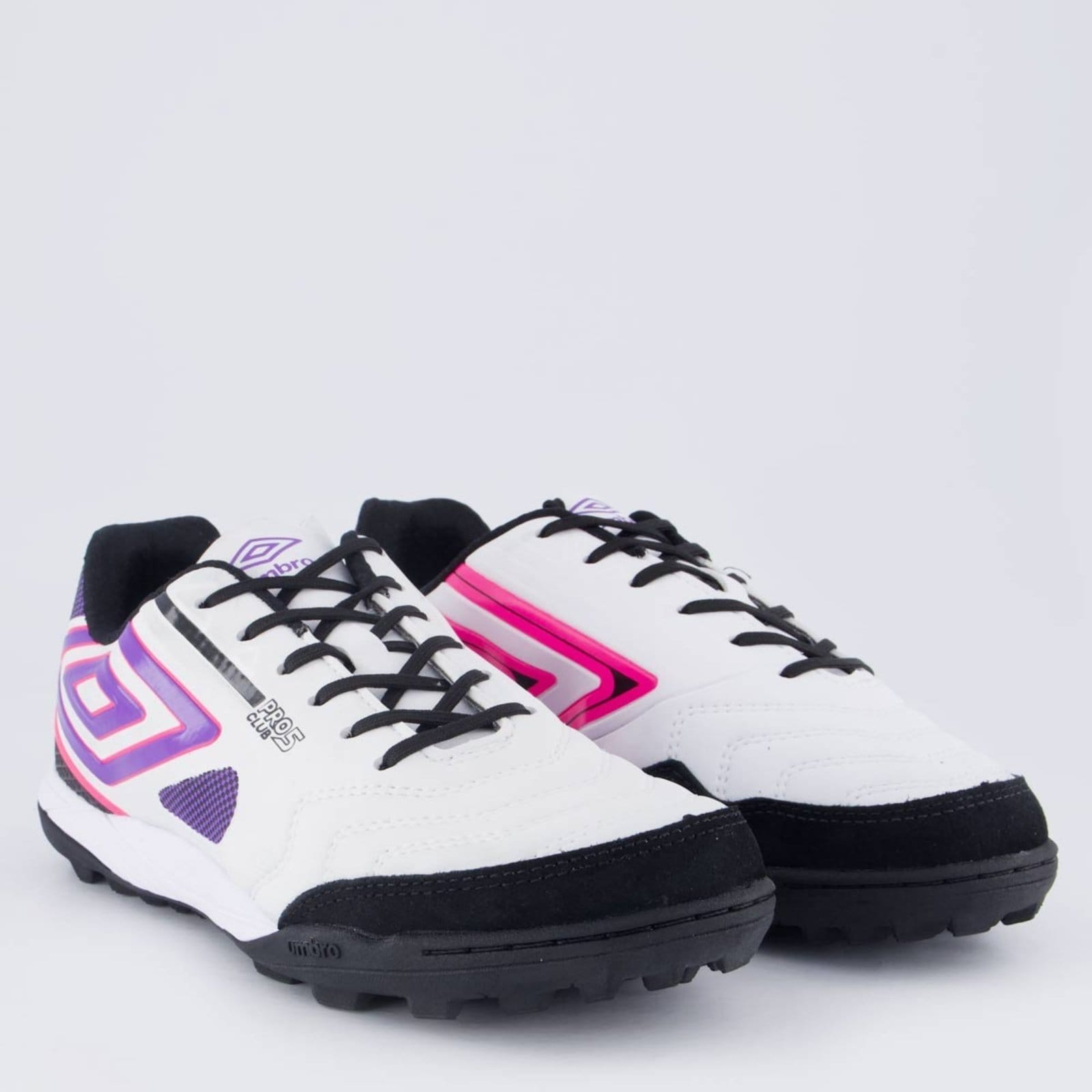 Vista 2 Chuteira Umbro Pro 5 Bump Club Society Branca e Preta Umbro branco