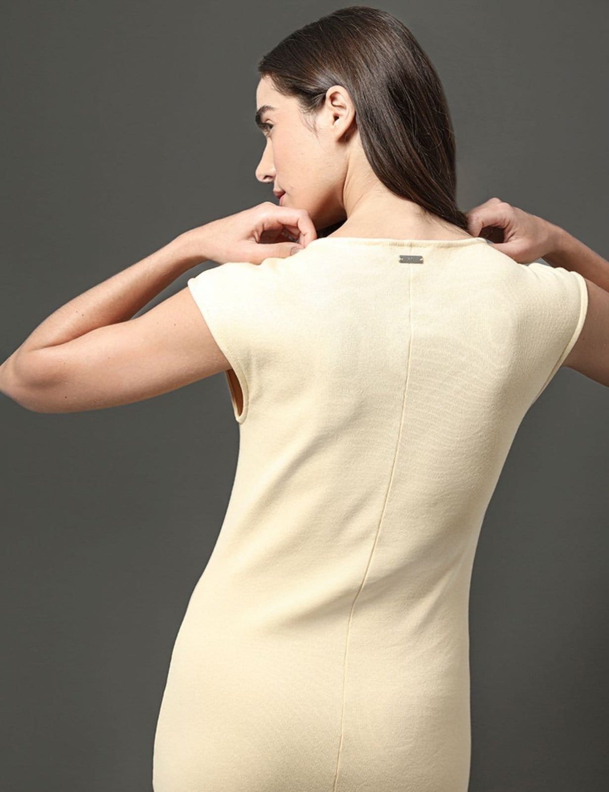 Vista 2 Vestido Feminino Midi Ribana Tricot Calvin Klein Jeans Manteiga Calvin Klein Jeans amarelo