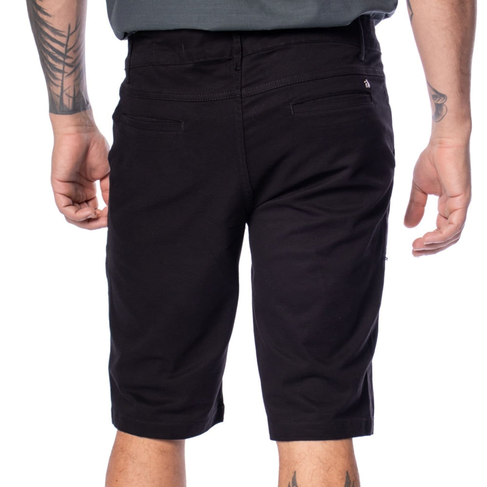 Vista 2 Bermuda Masculina Amil Sarja Logo Amil preto