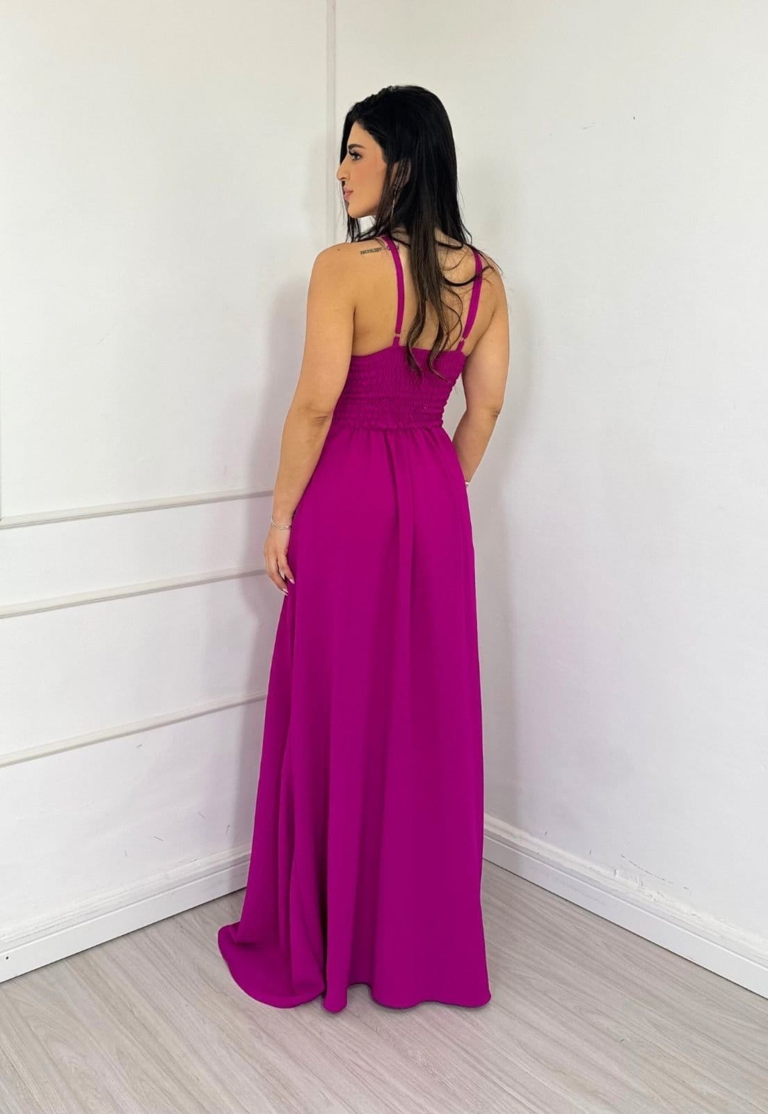 Vista 2 Vestido Longo Alcinha Abertura no Tórax Felicity Fúcsia Cia do Vestido roxo