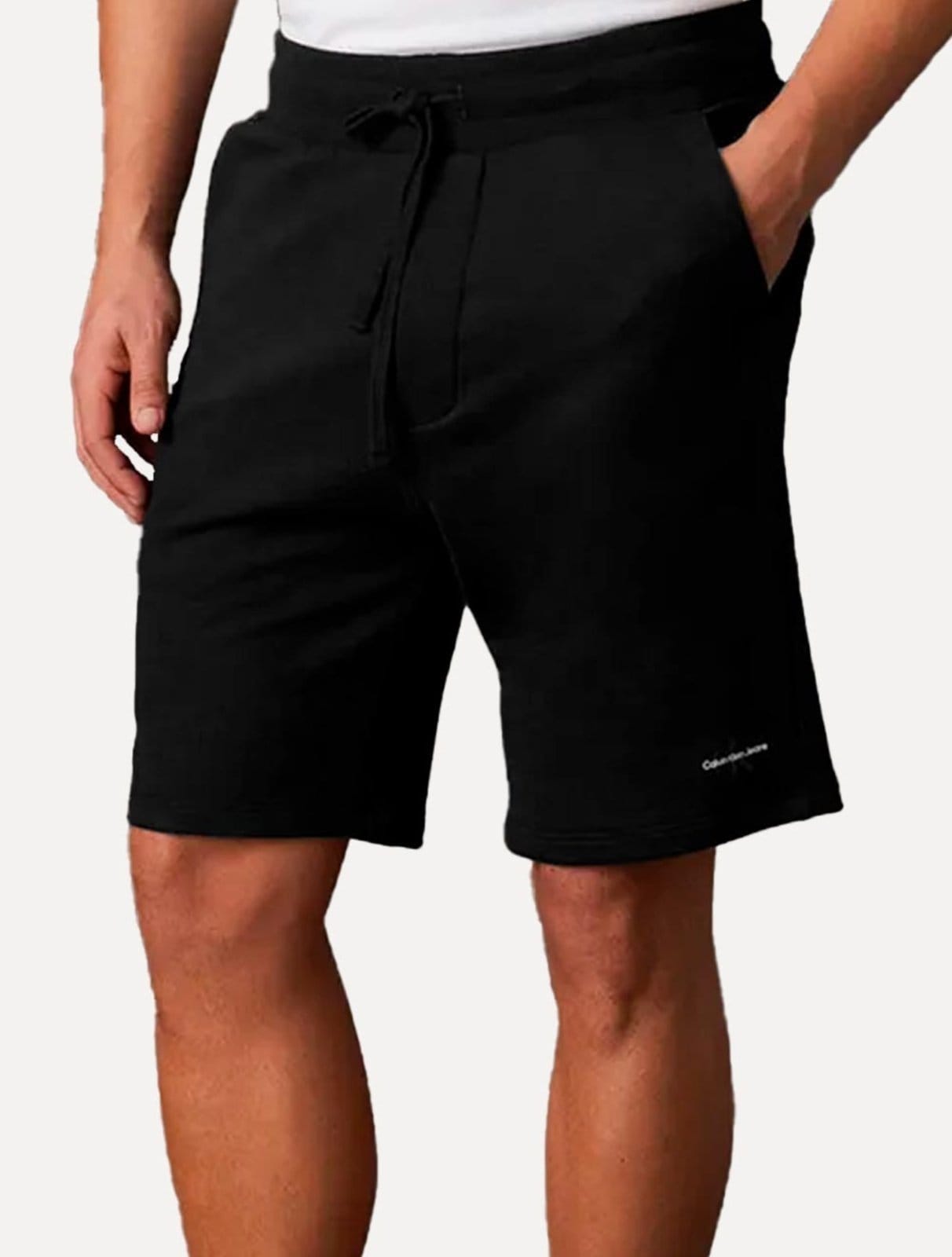 Vista principal Bermuda Calvin Klein Jeans Moletom Cadarço RE Issue Preta Calvin Klein preto