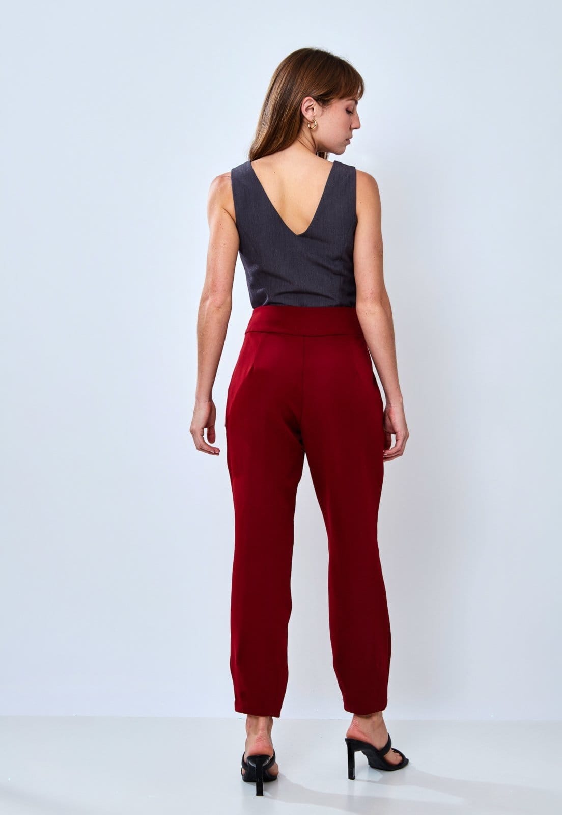 Vista 2 Calça Cigarrete Carrot Alfaiataria Cherry Red Miss Joy 8041 Feminino Vinho MISS BY JOY bordô/vermelho/vinho red