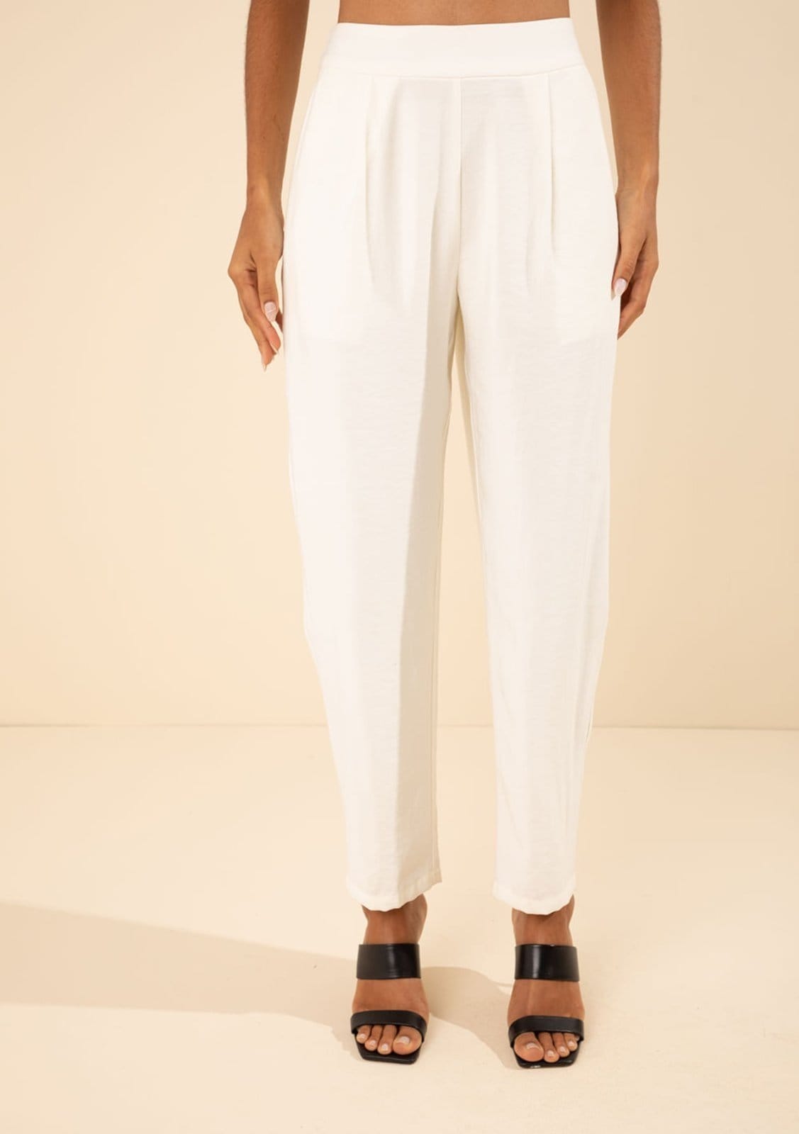 Vista 2 Calça Morena Rosa Cenoura Alta Off-white Morena Rosa estampado rosa