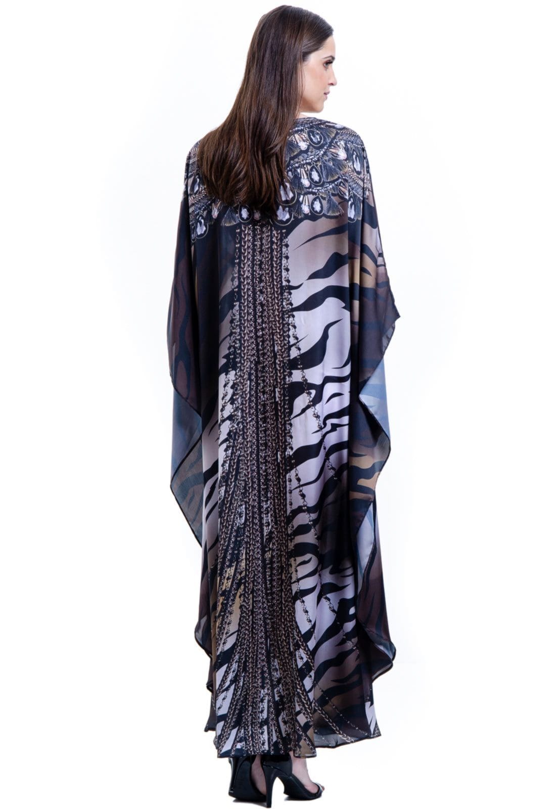 Vista 2 Vestido Kaftan Longo Cetim Opaco Estampado EXCLUSIVO Joias Tigre 101 Resort Wear marrom/preto