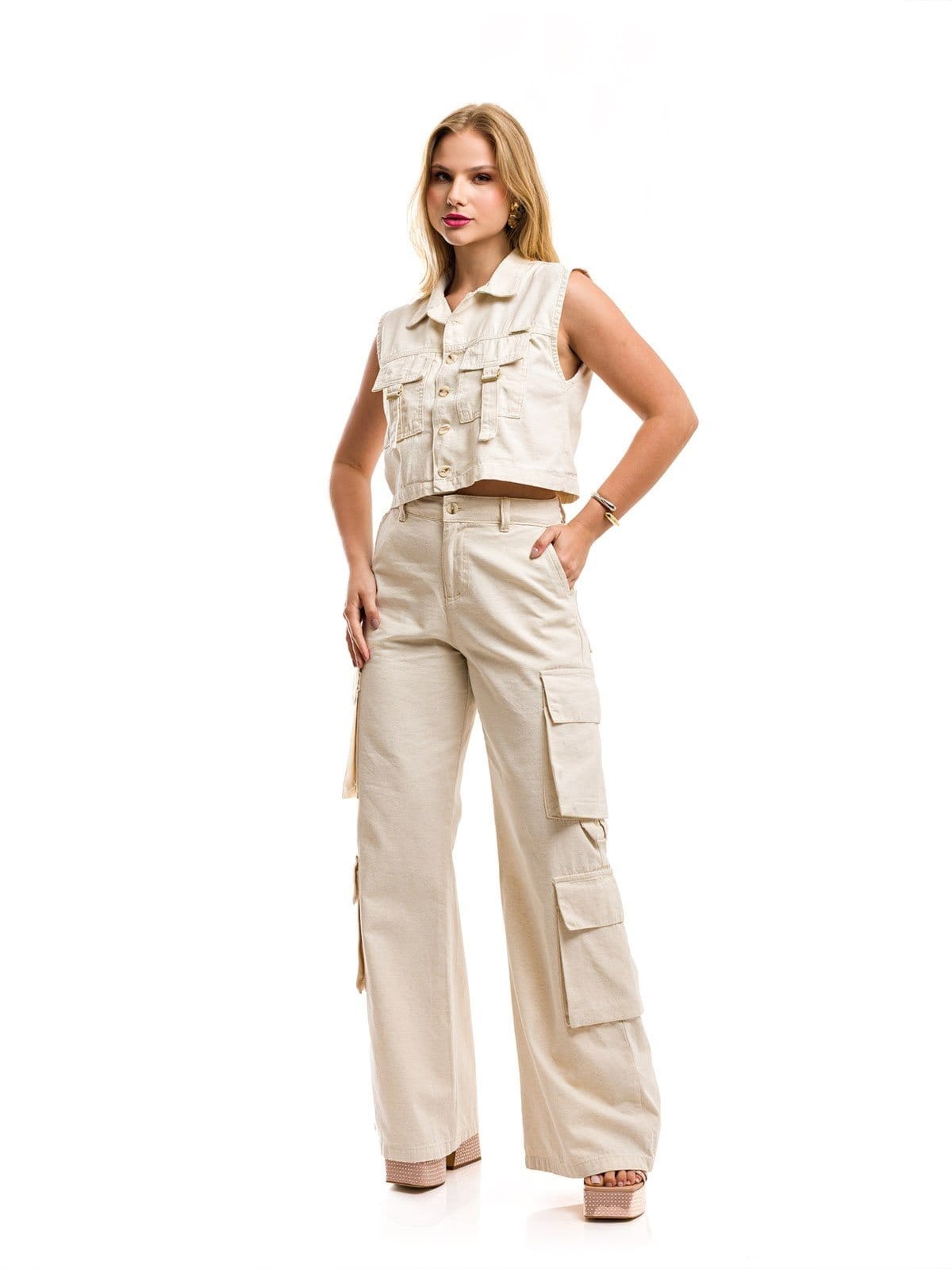 Vista principal Conjunto Restrito Jeans Colete e Calça Pantalona Cargo de Linho Restrito Jeans bege