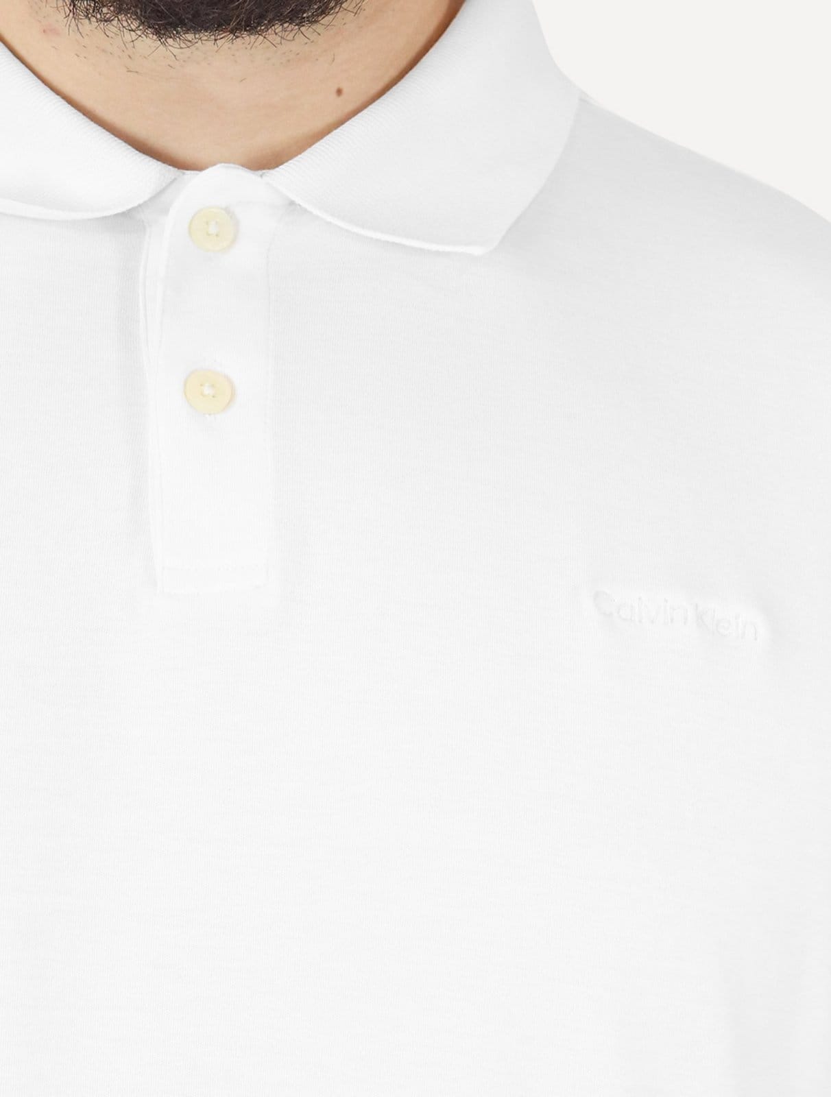 Vista 2 Polo Calvin Klein Masculina Regular Básica Interlock Liquid Touch Branca Calvin Klein branco