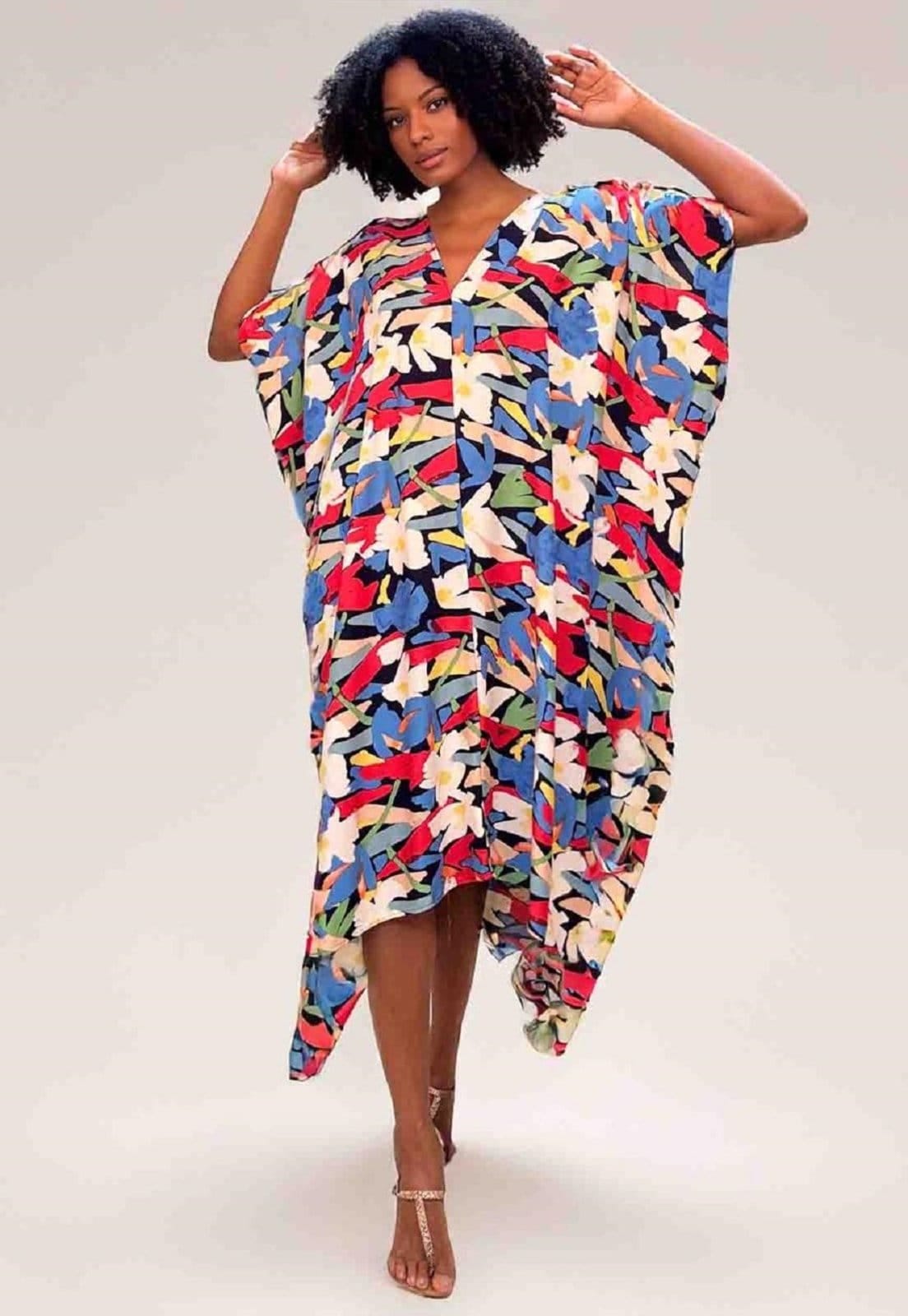 Vista 2 Vestido Kaftan Detalhes nas Costas Estampa Floresce Amazonia Vital azul/branco/estampado/vermelho