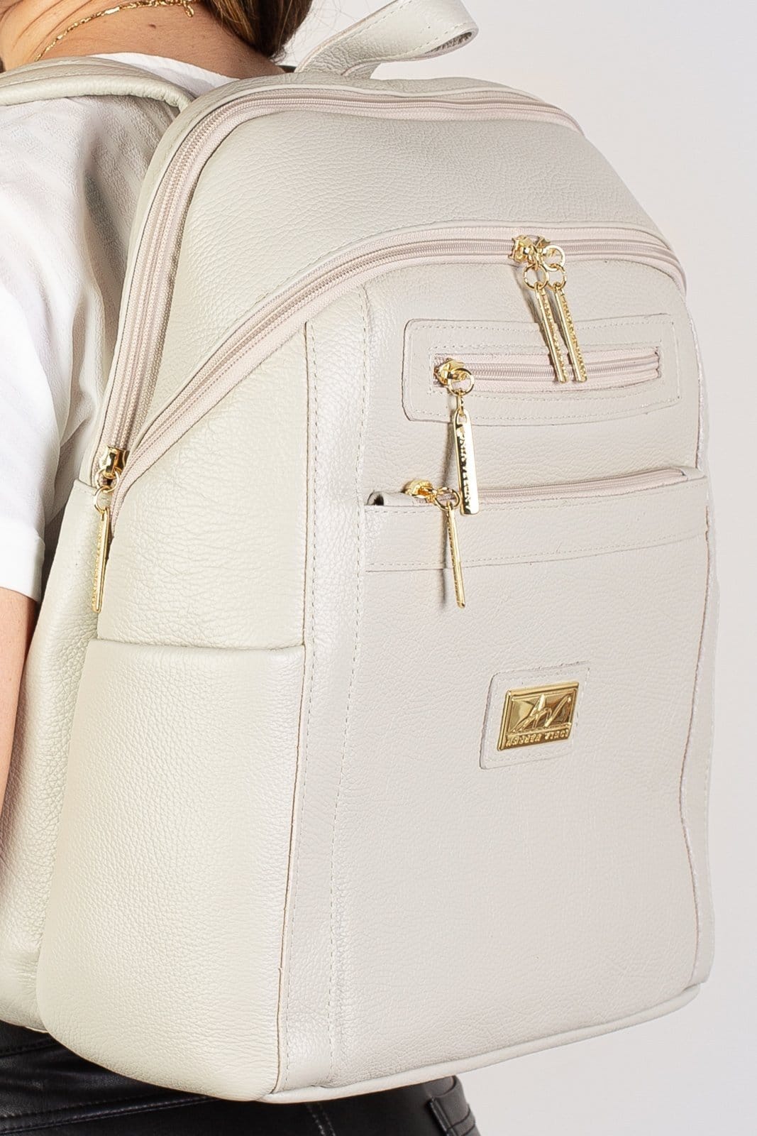 Vista 2 Mochila Andrea Vinci Grande De Couro Liso Marcela - Marfim Andrea Vinci preto