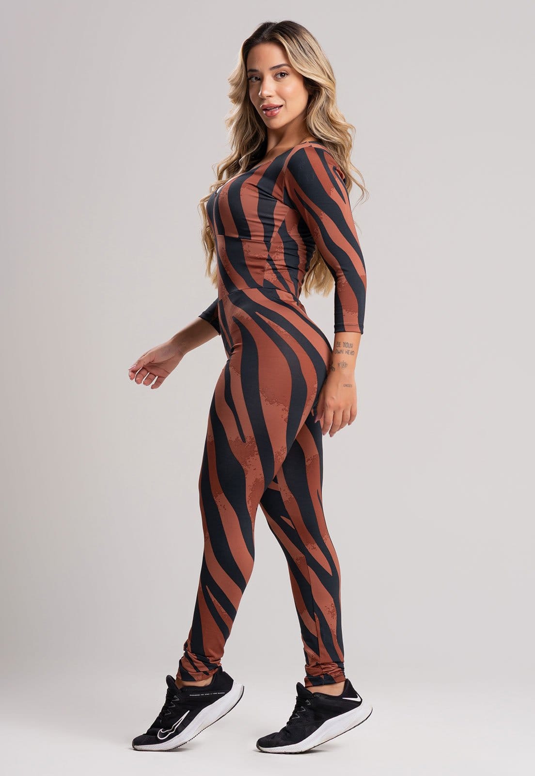 Vista 2 Macacão MVB Modas Longo Manga 3/4 Costa Fechada Fitness Suplex Safari Mvb Modas estampado/marrom/multicolorido/preto