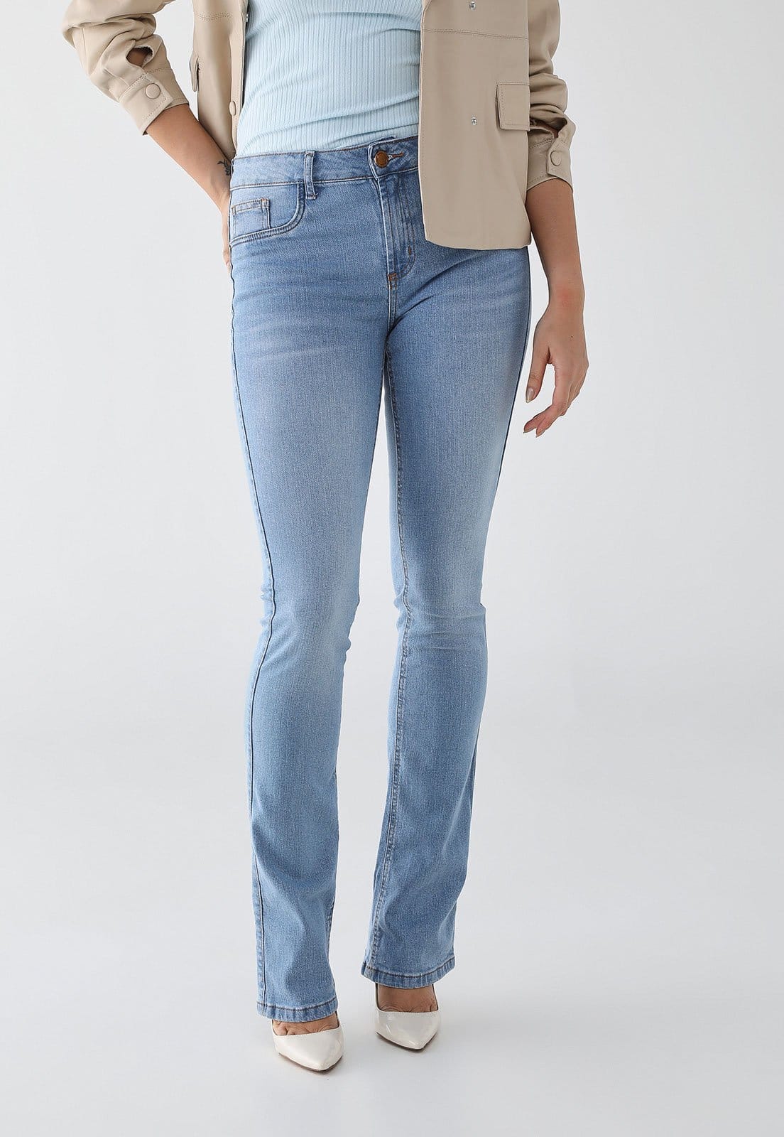 Vista principal Calça Feminina Lança Perfume Boot Cut Hera Cintura Alta Claro Lança Perfume azul