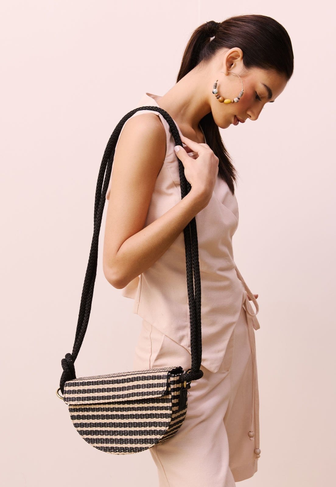 Vista 2 Bolsa Meia Lua Ráfia CaCay preto