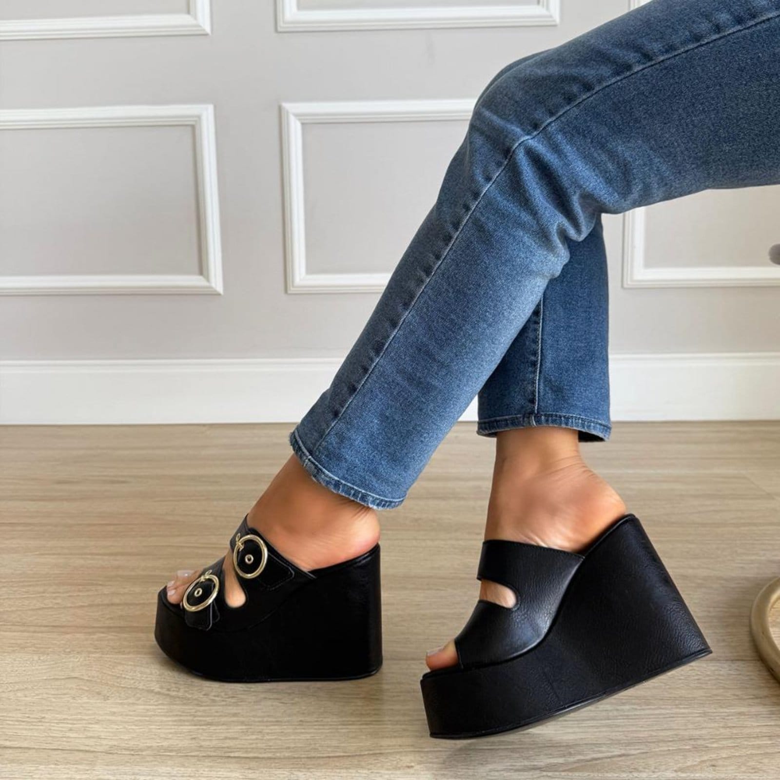 Vista 2 Luany - Tamanco Plataforma com Fivelas Douradas Damannu Shoes preto