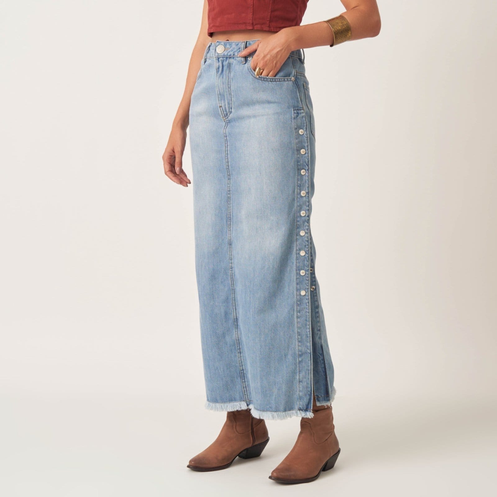 Vista principal Saia Jeans Longa Abertura Botões Lateral Bloom azul