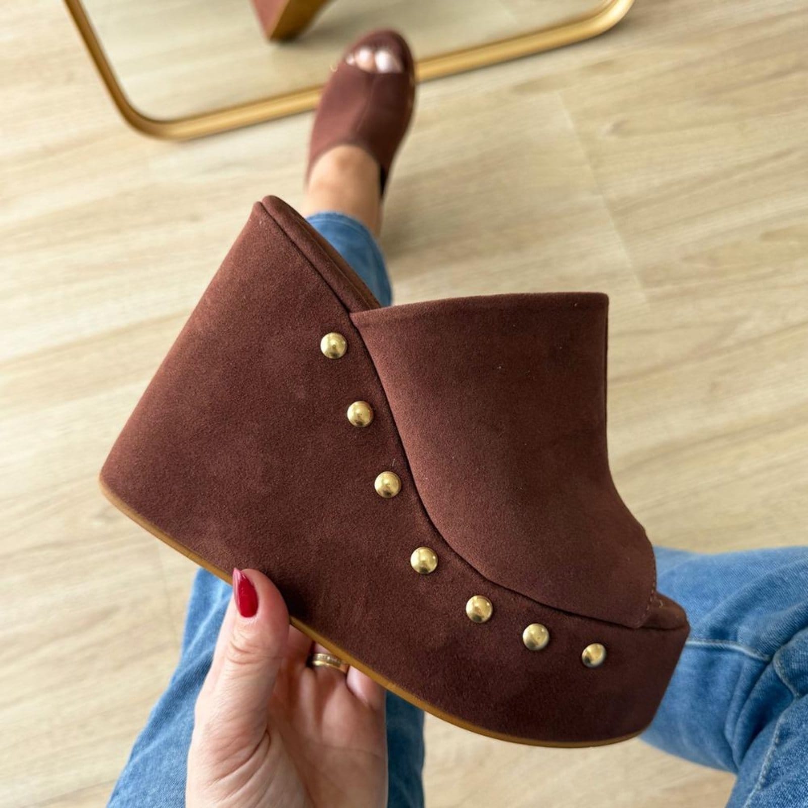 Vista 2 Maddy - Tamanco Anabela Camurça com Tachinhas Damannu Shoes marrom