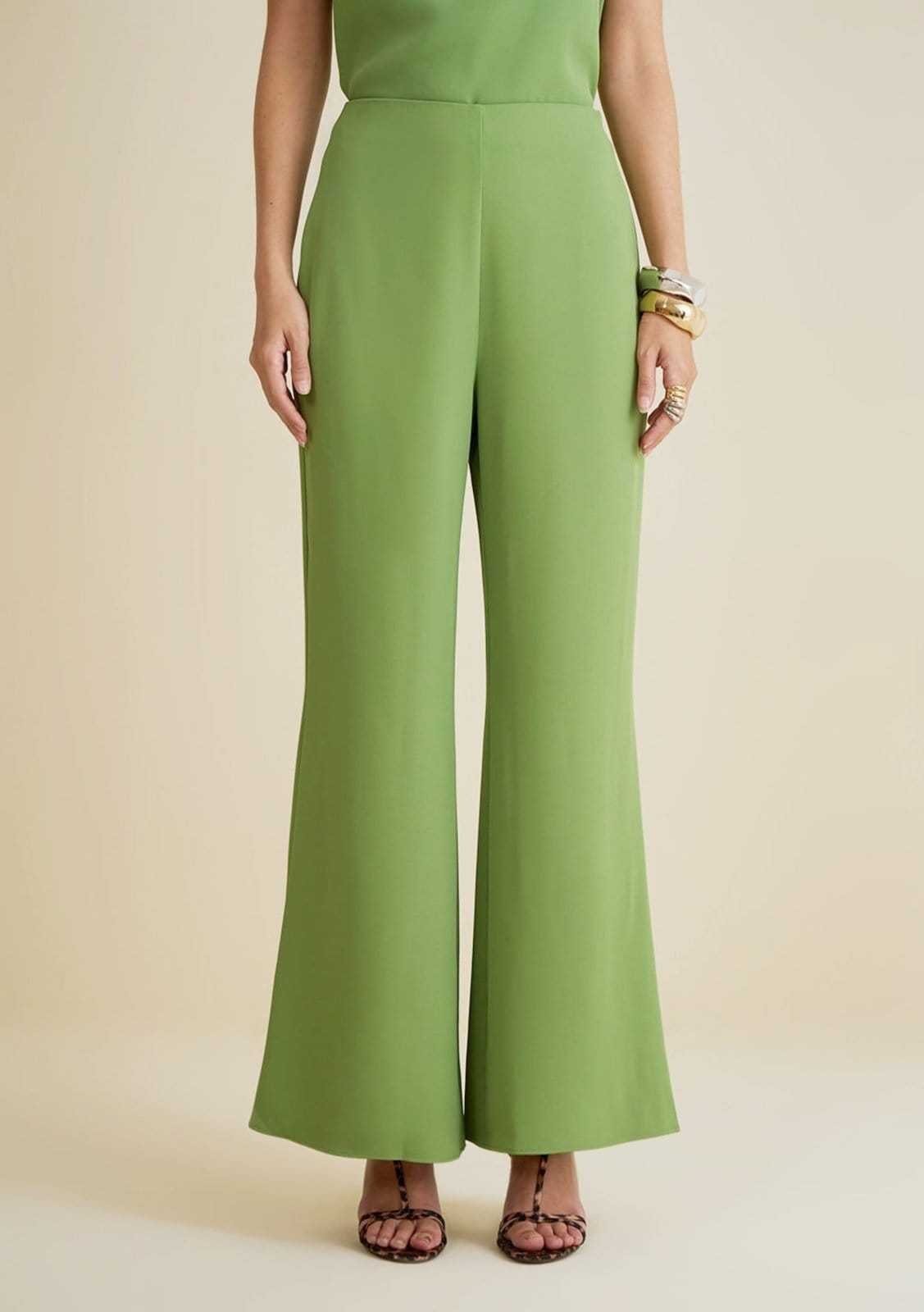 Vista 2 Calça Morena Rosa Flare Alta Verde Morena Rosa verde rosa