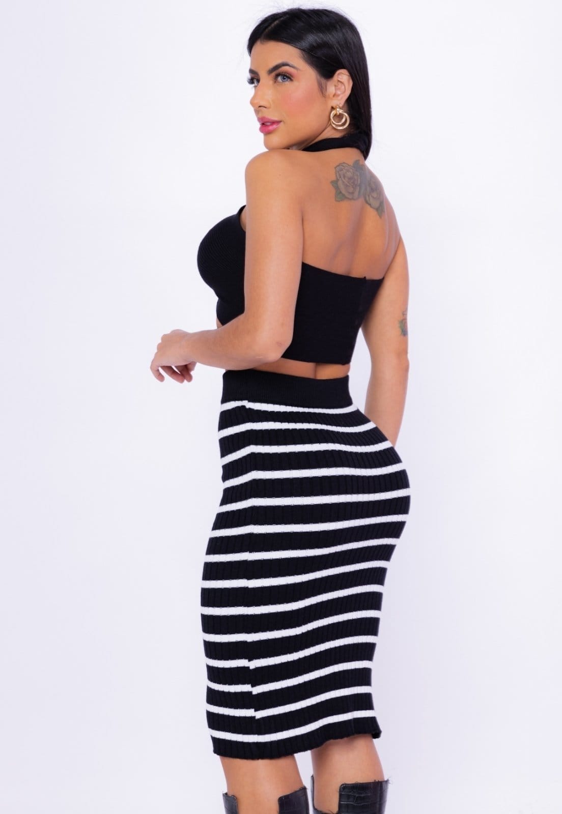 Vista 2 Saia Midi Tricot Modal com Fenda Listrada e Branco Cia do Vestido preto