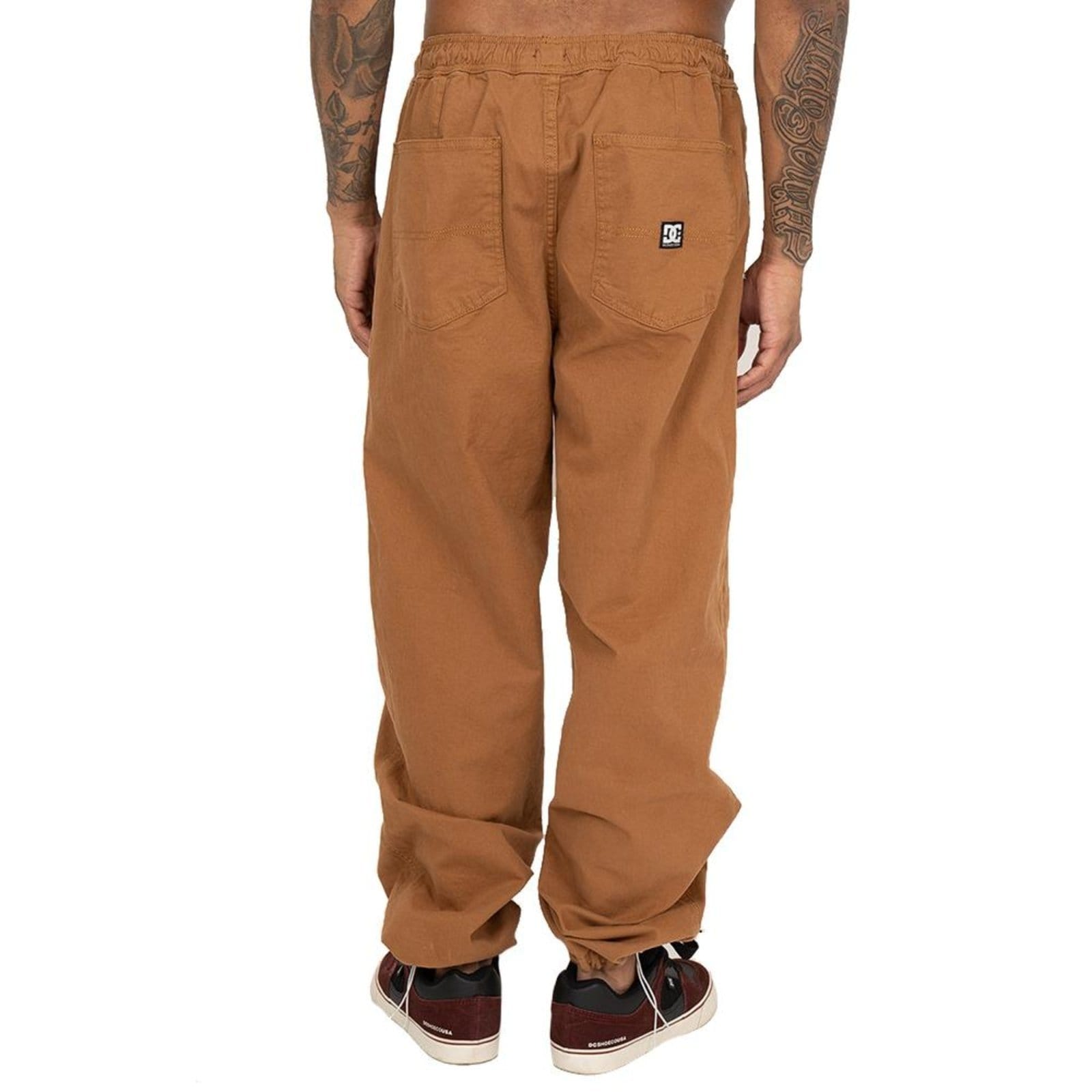 Vista 2 Calça DC Shoes Elastic Baggy SM26 Masculina Mostarda DC Shoes marrom