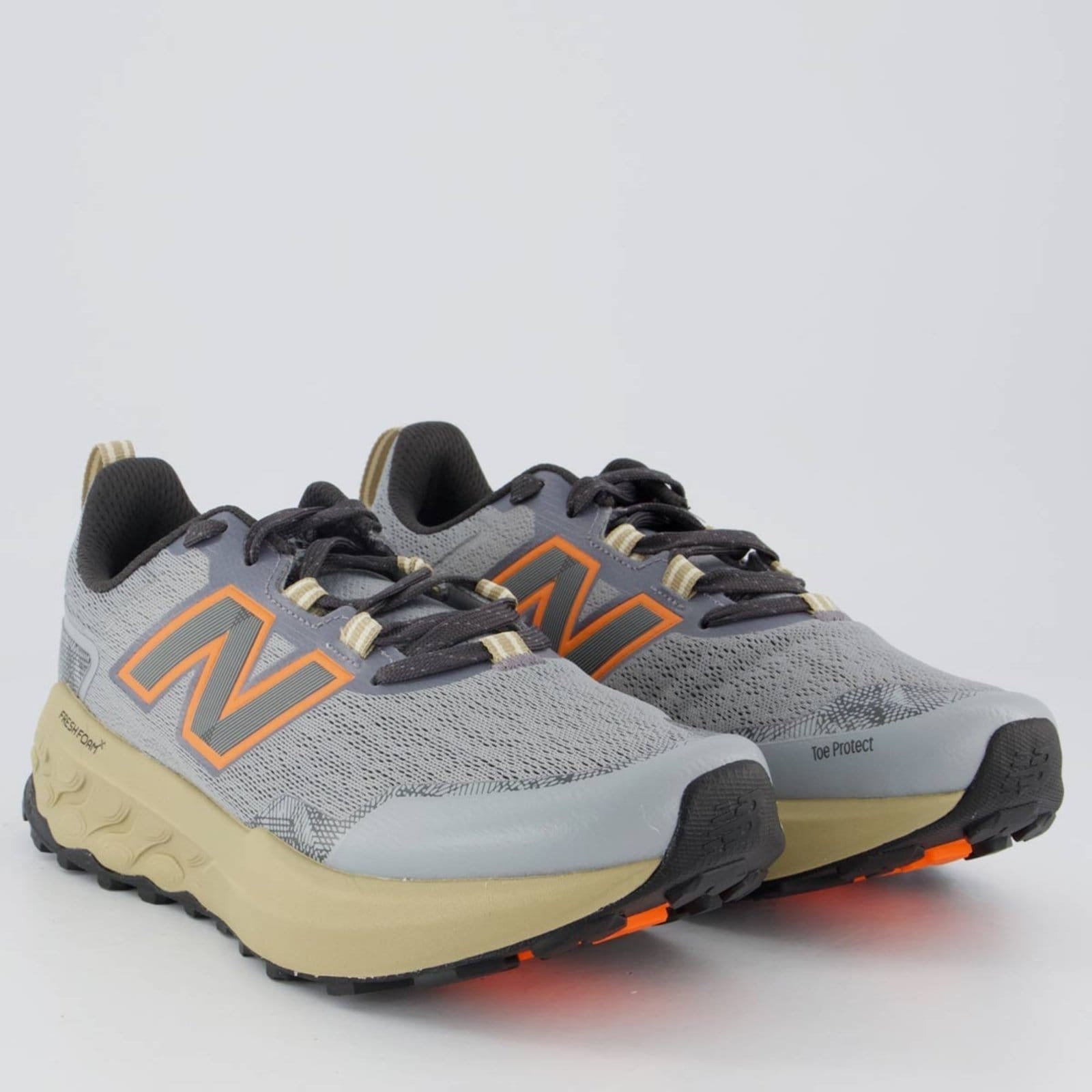 Vista 2 Tênis New Balance Fresh Foam Garoé V2 e Laranja New Balance cinza
