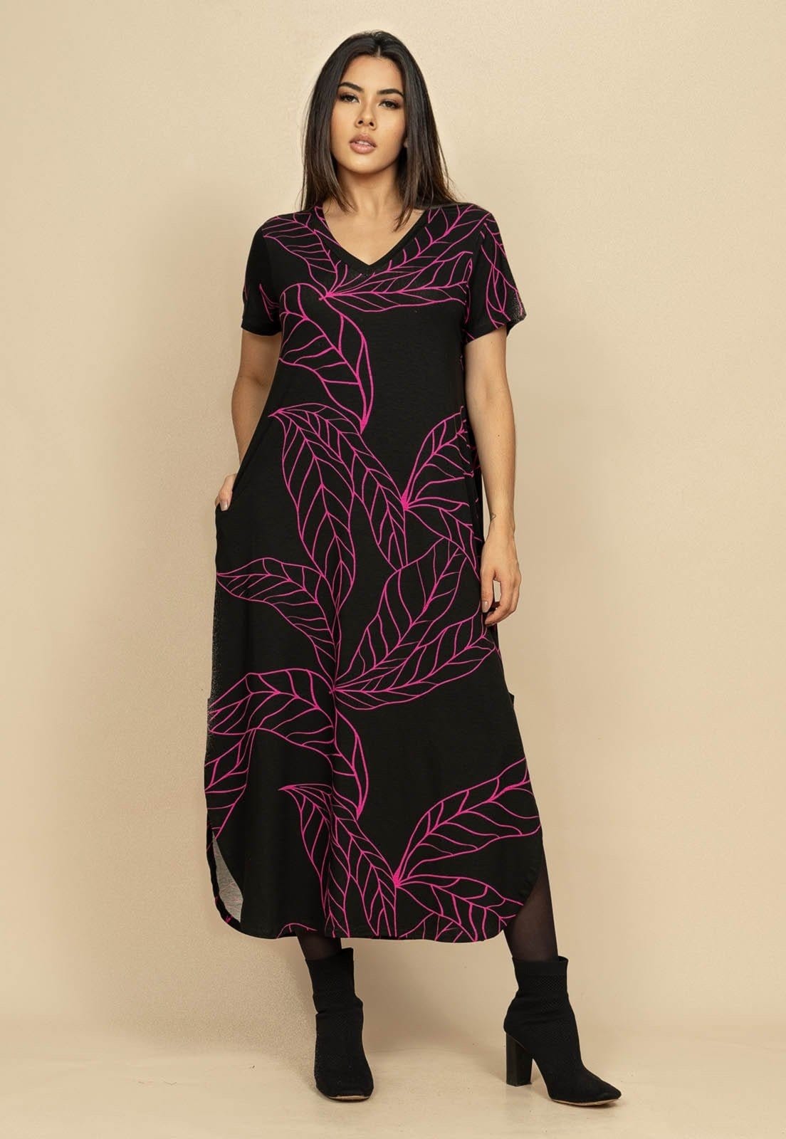 Vista principal Vestido Midi Abapã Malha com Bolso Estampa Antúrios Lilás Cabanafree estampado/multicolorido/preto