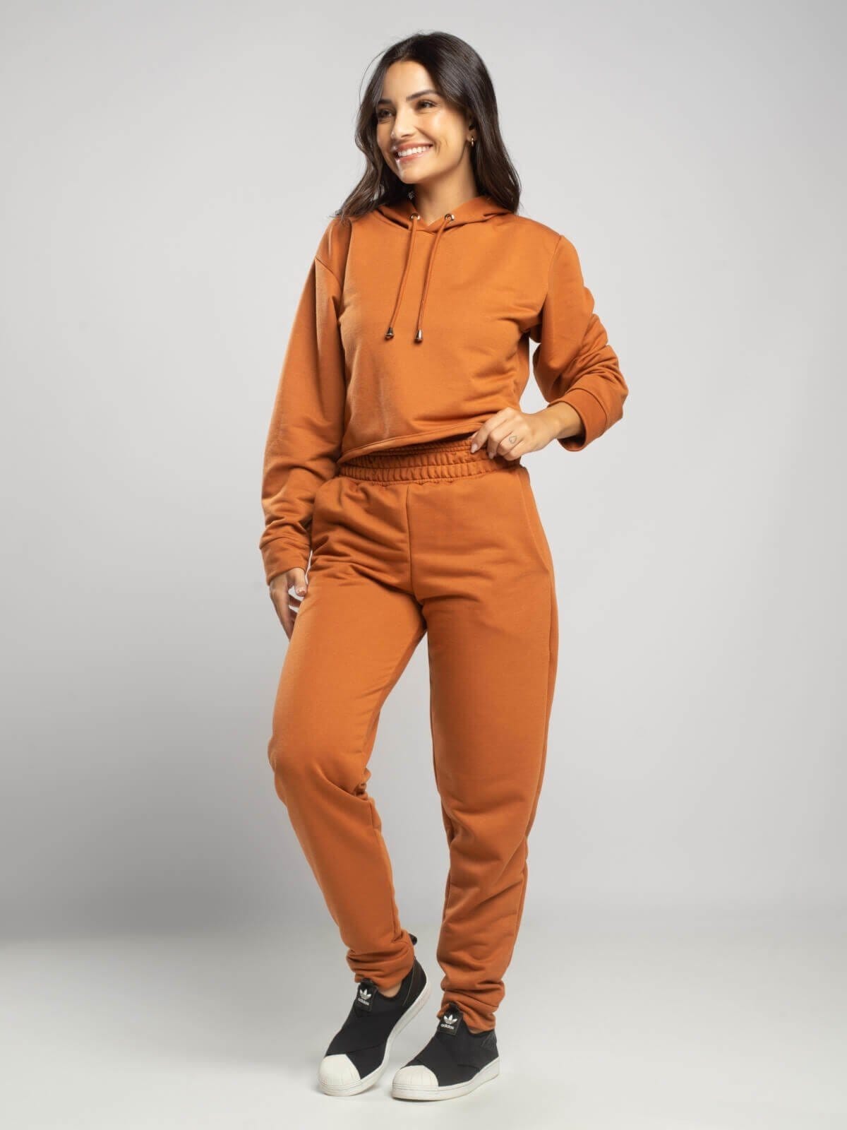 Vista principal Conjunto Moletinho Feminino Calça Jogger e Casaco Cropped com Capuz Vicbela Terracota Vicbela caramelo