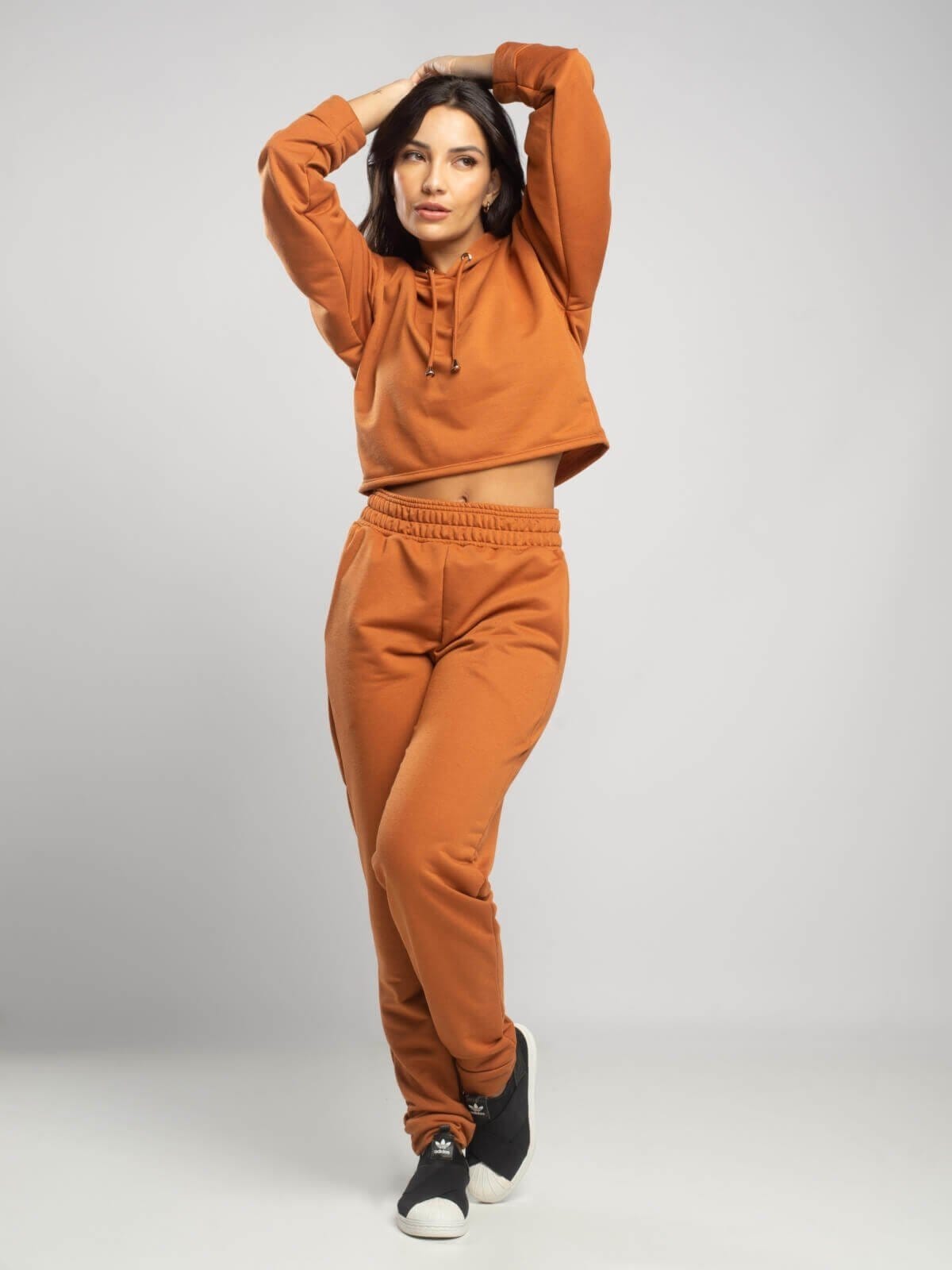 Vista 2 Conjunto Moletinho Feminino Calça Jogger e Casaco Cropped com Capuz Vicbela Terracota Vicbela caramelo