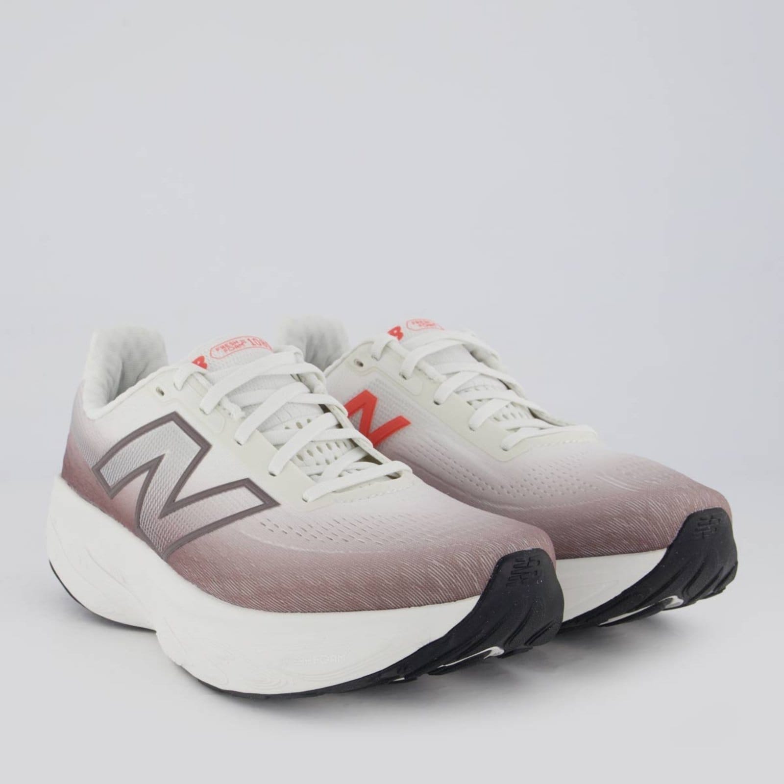Vista 2 Tênis New Balance Fresh Foam X 1080 V14 e Marrom New Balance branco