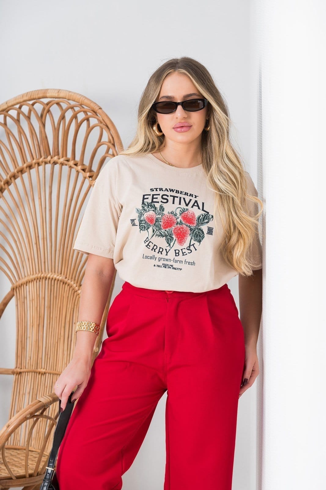 Vista 2 Blusa Feminina Oversized Cianitas Chocolate Estampa Morango Best Cianitas marrom