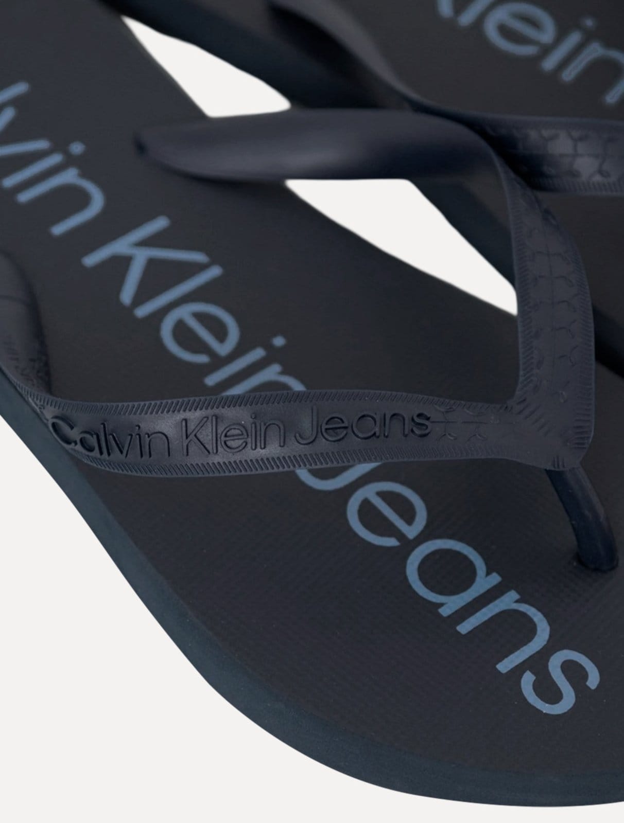 Vista 2 Chinelo Calvin Klein Jeans Silk Blue Logo Básico Azul Marinho Calvin Klein azul marinho blue
