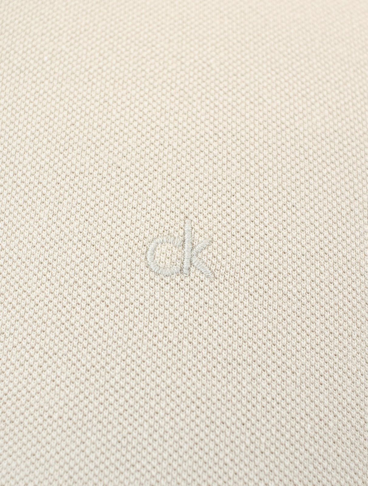 Vista 2 Polo Calvin Klein Masculina Slim Fit Gola Portuguesa Friso Areia Calvin Klein bege