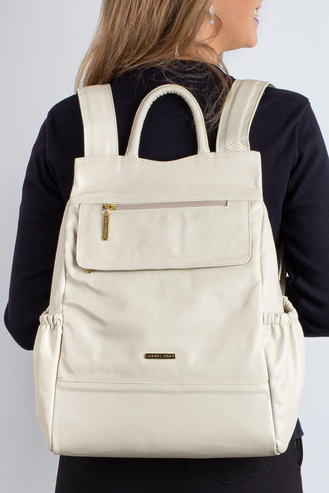 Mochila antifurto de couro liso Suelen - Marfim