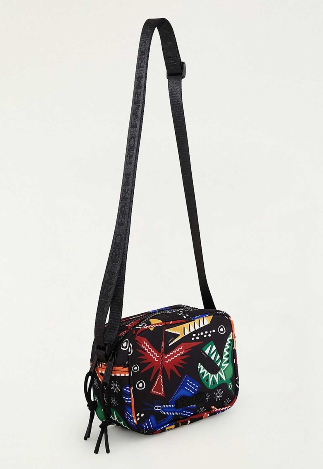 Vista 2 Bolsa Feminina FARM Chamego Beija Preta FARM preto