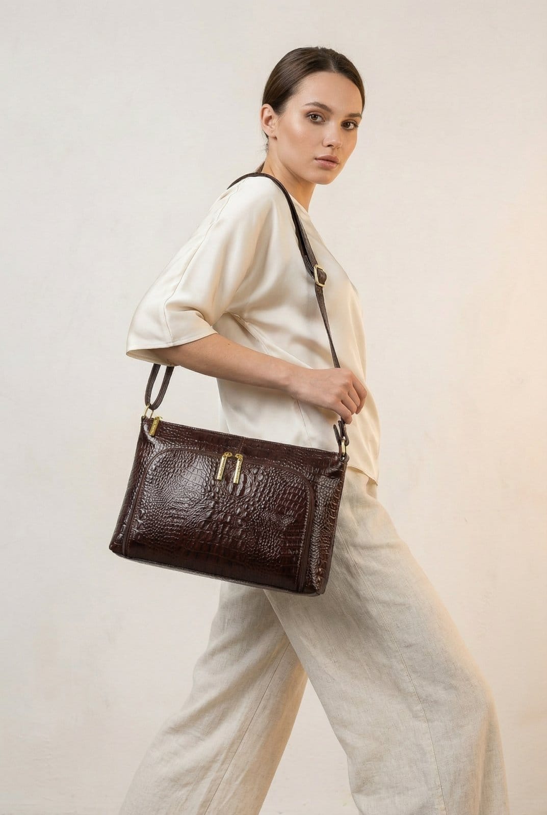 Vista 2 Bolsa de couro croco tiracolo Ninna - Café Andrea Vinci preto