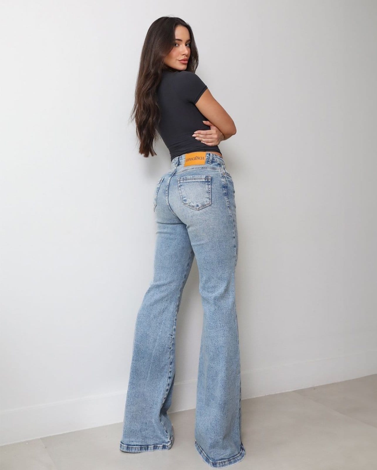 Vista 2 Calça Maxi Flare Feminina 25105 Sujinha Clara Consciência jeans