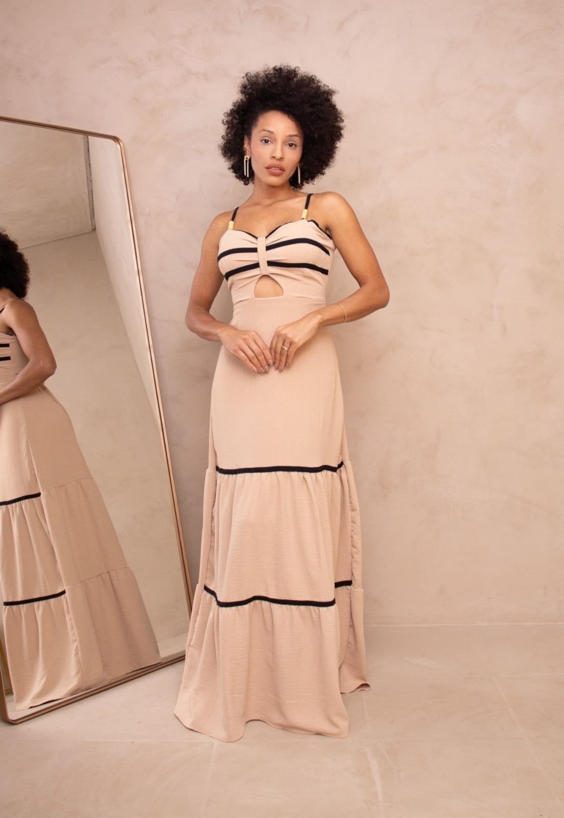 Vista principal Vestido Longo Linho Abertura no Tórax Elegante Joaquinne Cia do Vestido bege