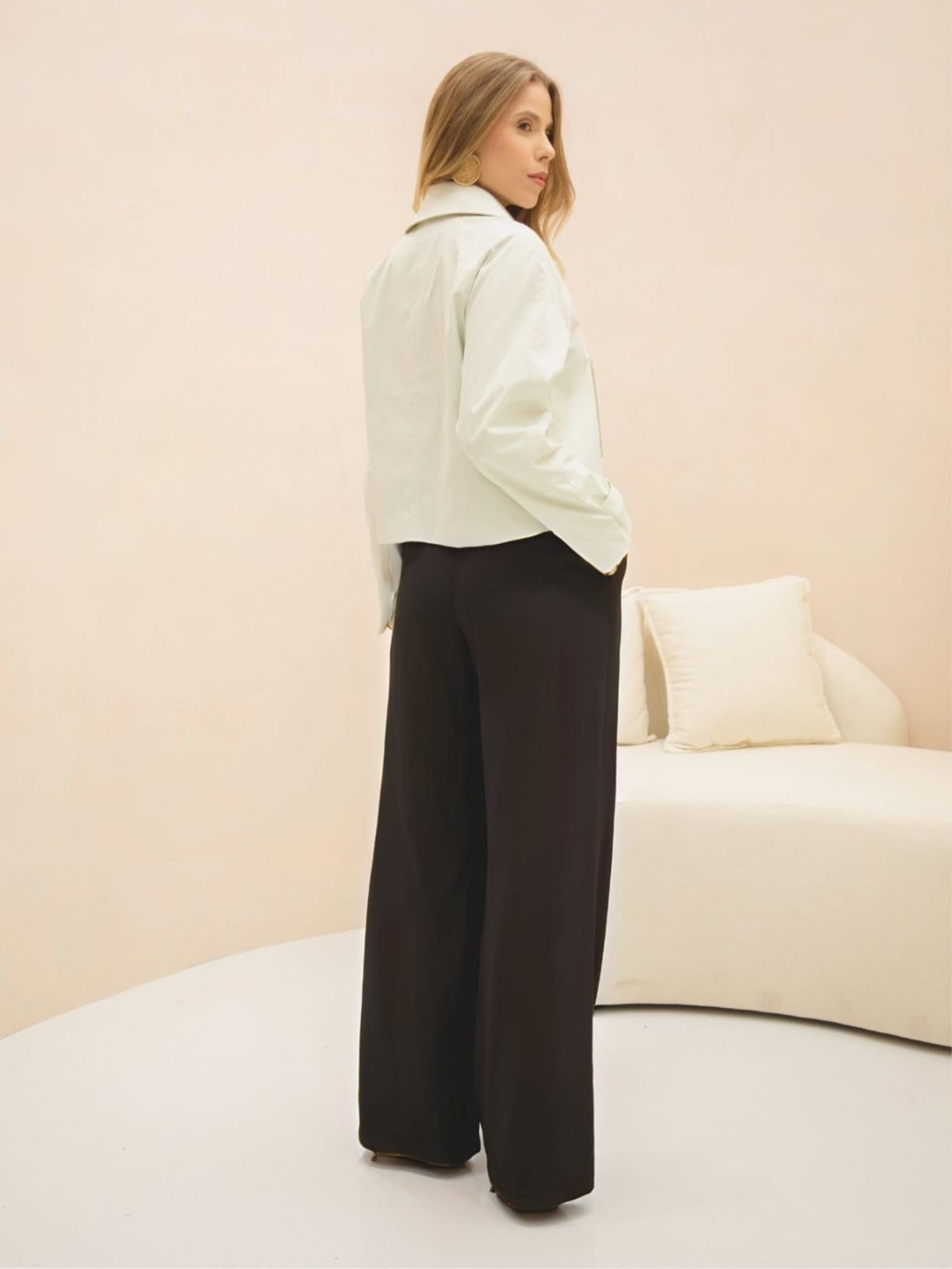 Vista 2 Calça Via Lessa Zarza Pantalona em Viscose Preta Via Lessa preto