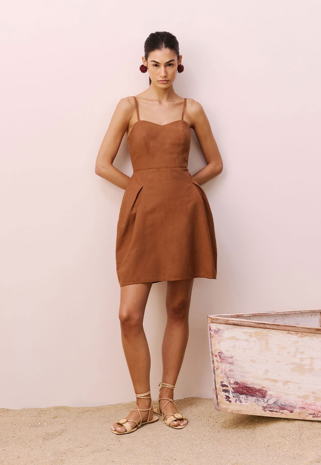 Vista principal Vestido CaCay Curto Ampulheta CaCay marrom