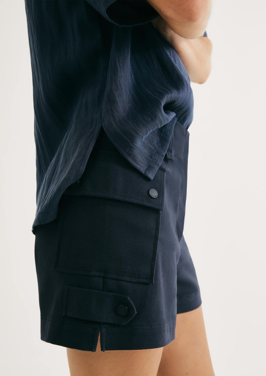 Vista 2 Shorts Feminino Evasê Em Gabardine Hering azul