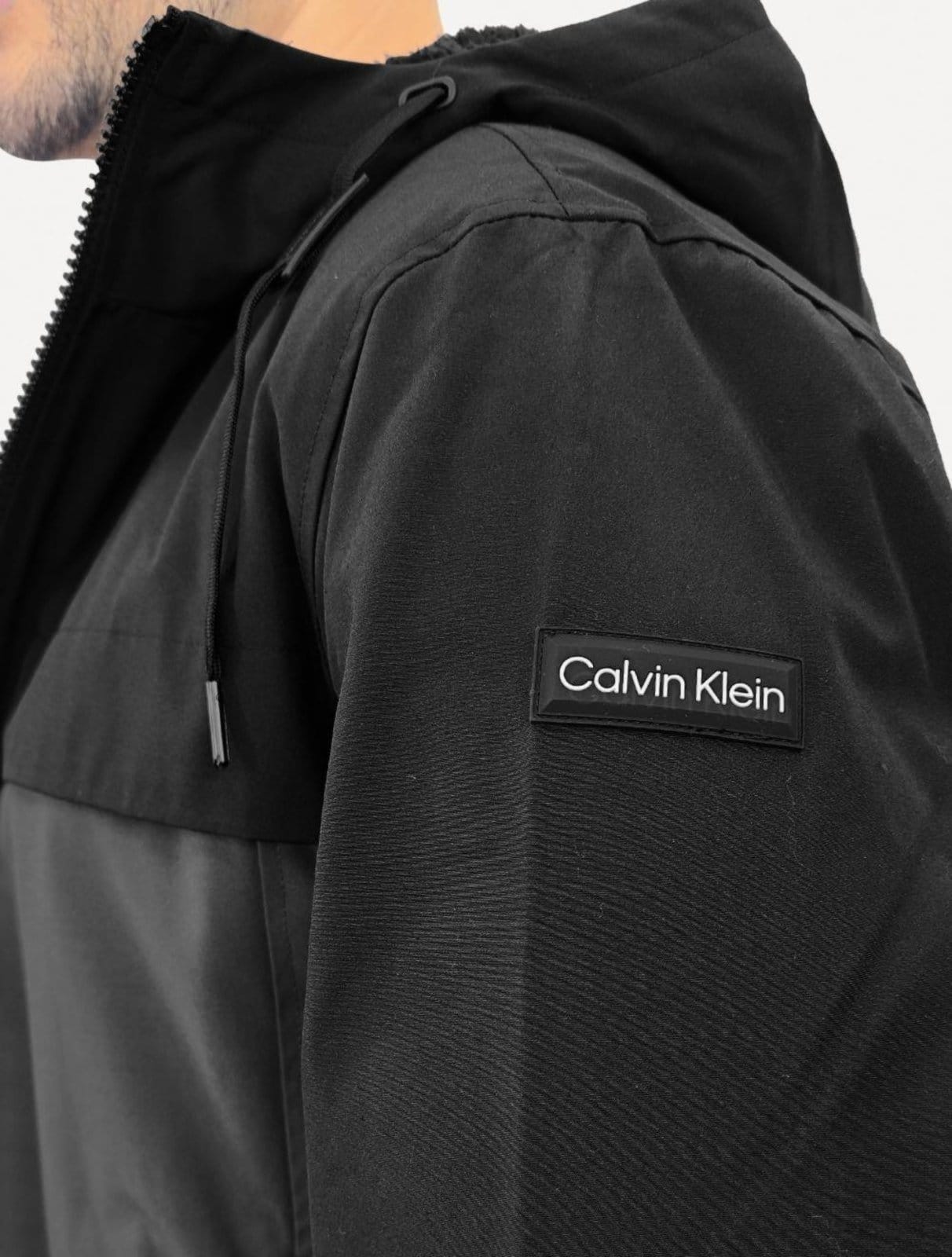 Vista 2 Jaqueta Calvin Klein Masculina Nylon Hoodie Windbreaker Chumbo Calvin Klein cinza