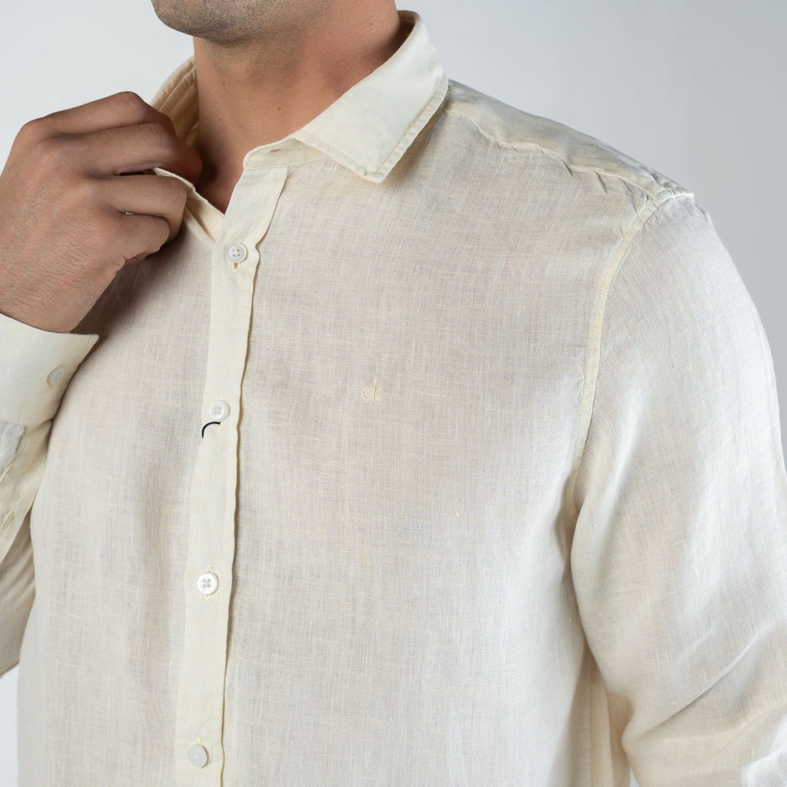 Vista 2 Camisa Calvin Klein Regular Linho Claro Calvin Klein amarelo