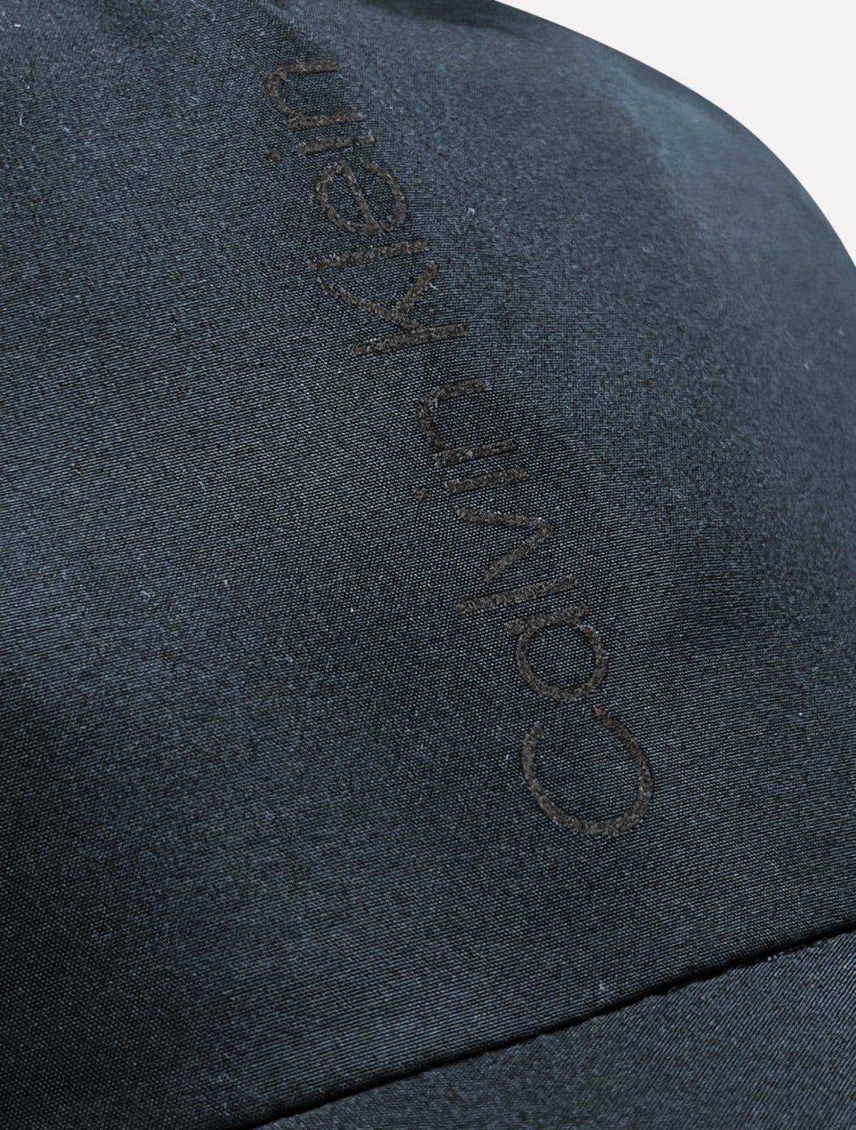 Vista 2 Boné Calvin Klein Masculino Swim Vertical Logo Calvin Klein azul marinho