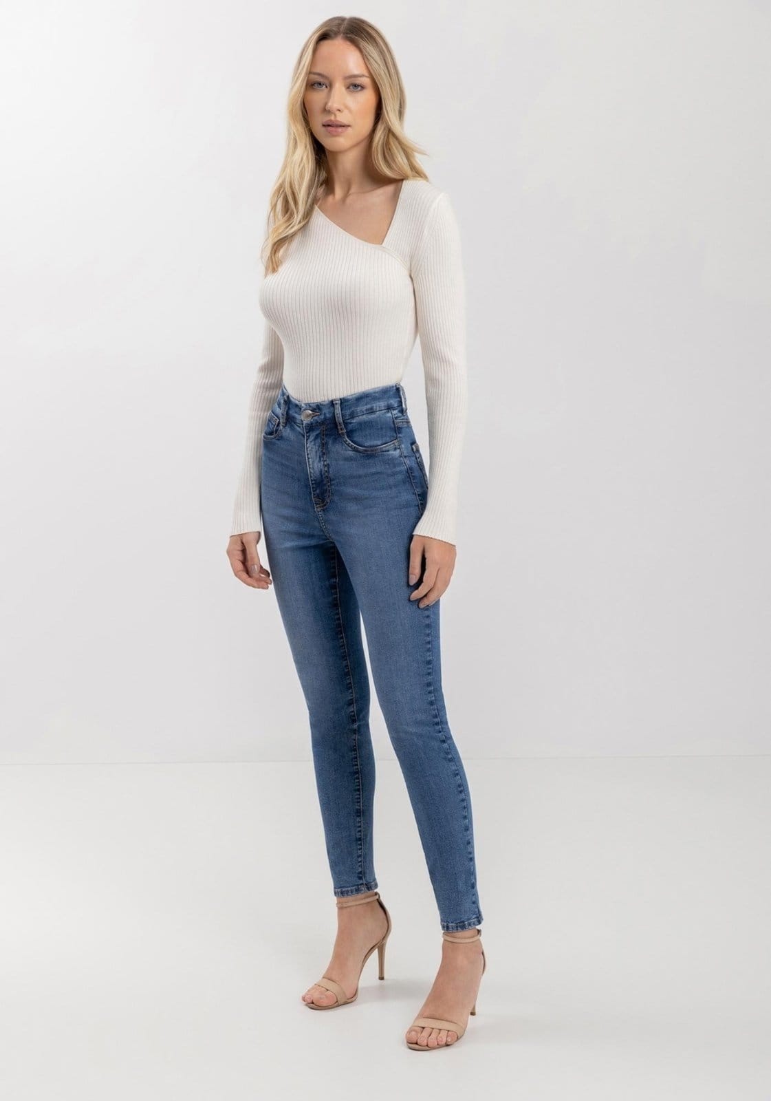 Calça Jeans Skinny Com Cós Alto E Tecnologia Contour