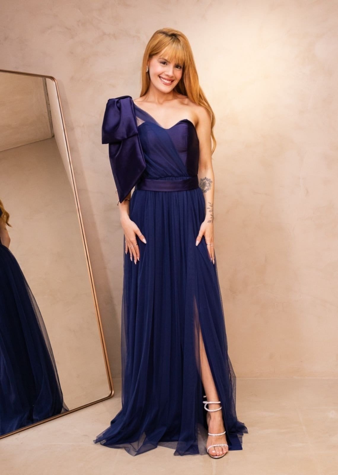 Vista principal Vestido Longo de Festa Madrinha um Ombro Laço Micro Tule Rihanne Petróleo Cia do Vestido azul