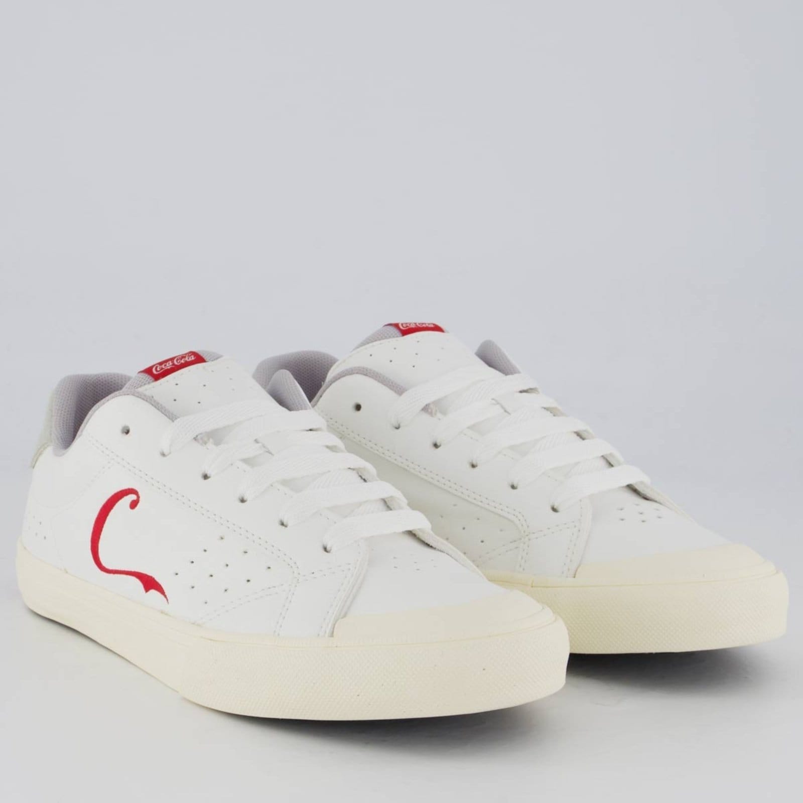 Vista 2 Tênis Coca Cola Aliance Town Feminino e Vermelho Coca-Cola branco