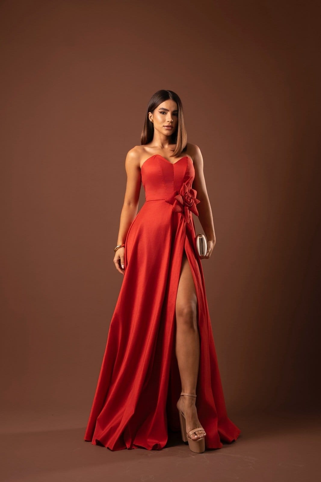 Vista principal Vestido Longo de Festa Madrinhas Tomara que Caia com Flor Lateral Saia em A Marlenne Terracota Cia do Vestido laranja