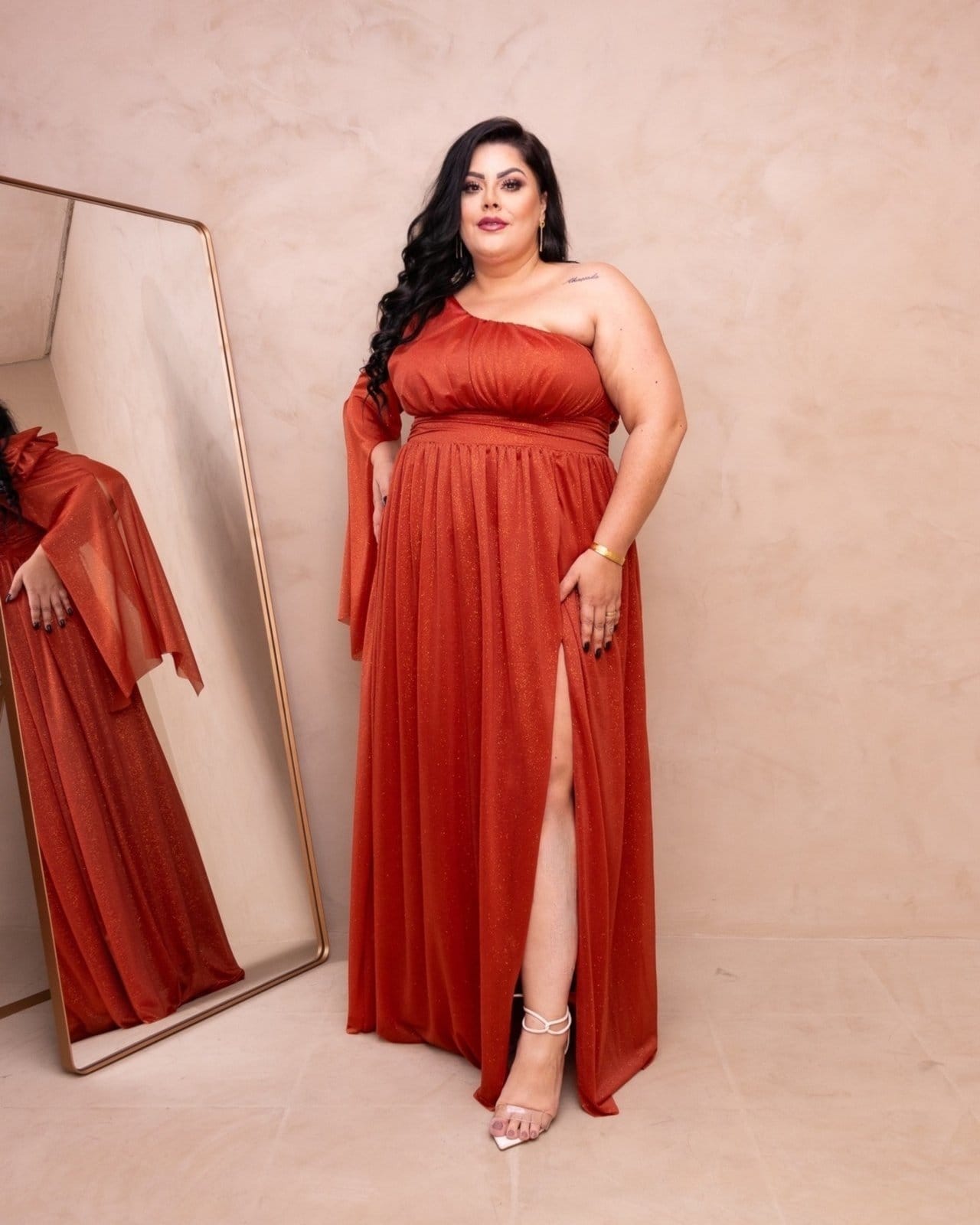 Vestido Longo de Festa Madrinhas Plus Size uma Manga com Brilho Elegante Amyla Terracota