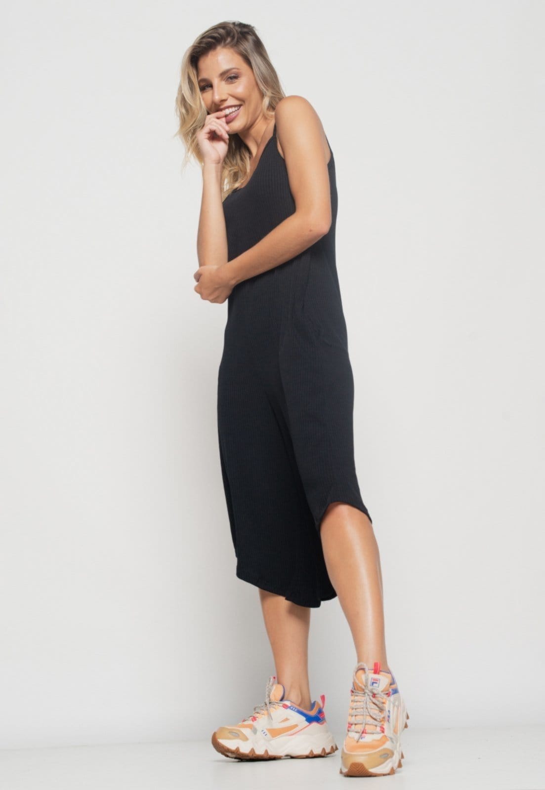 Vista 2 Macacão Alça Fina Salvatore Pantacourt Canelado Salvatore Fashion preto